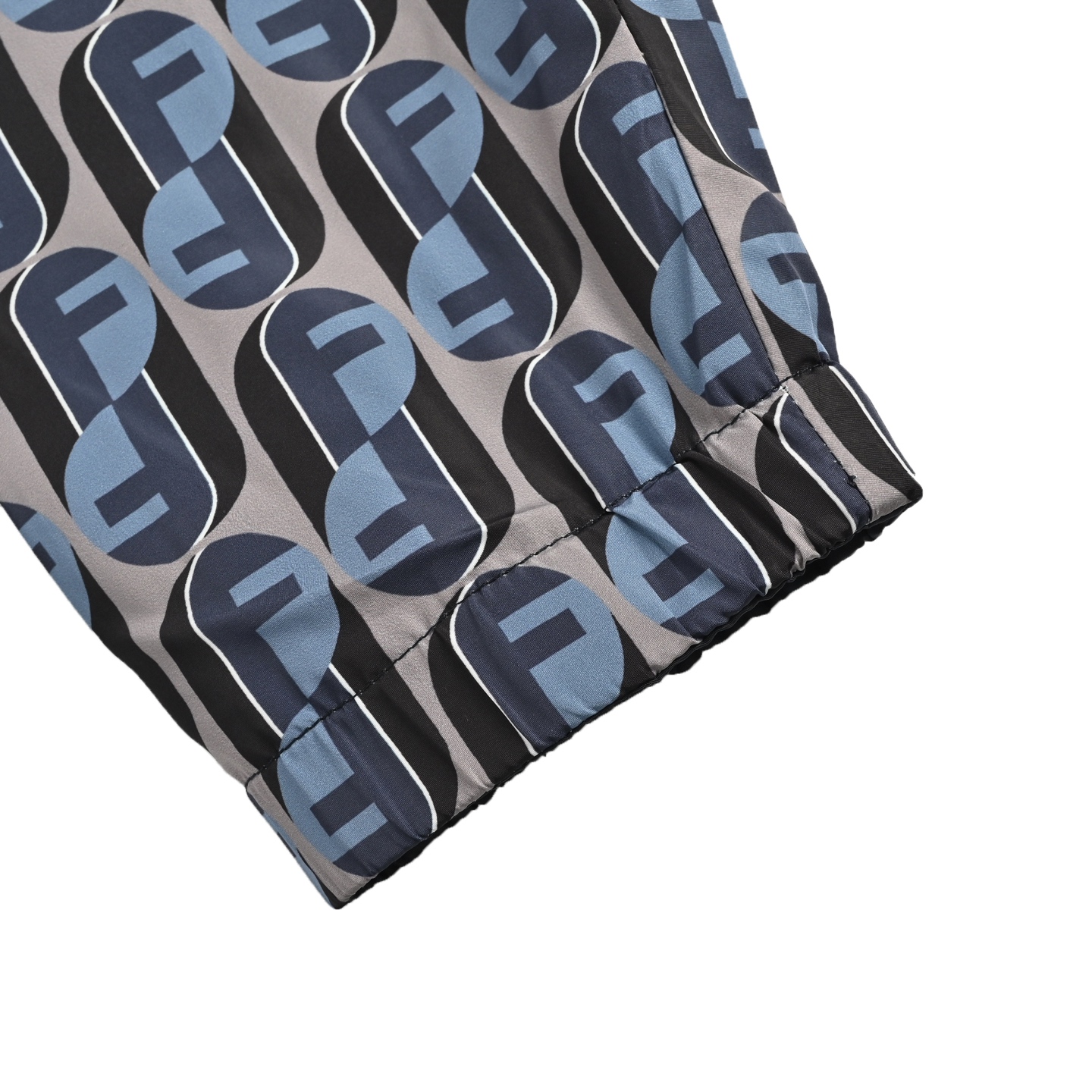 Fendi/芬迪 25Fw 满印logo双面穿连帽夹克外套-High Quatity Cheap Brand wholesale wholesaler seller Clothes Bags handbags Sneakers Top Fashion Clothing Shoes from China Factory Chinese suppliers best Quality Beautiful Price Fendi/芬迪 25Fw 满印logo双面穿连帽夹克外套