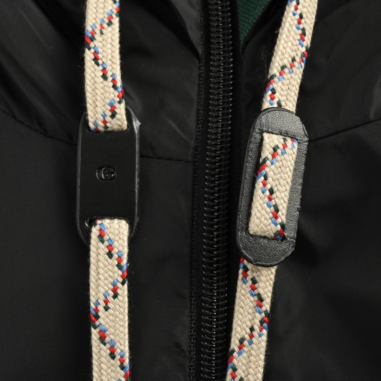 Gucci/古驰 线条设计拉链口袋连帽风衣夹克外套-Chinese UA Cheap High Quatity Brand Clothes Bags handbags Sneakers wholesale wholesaler seller from China Factory suppliers Fashion Clothing Shoes best Quality Beautiful Price Gucci/古驰 线条设计拉链口袋连帽风衣夹克外套
