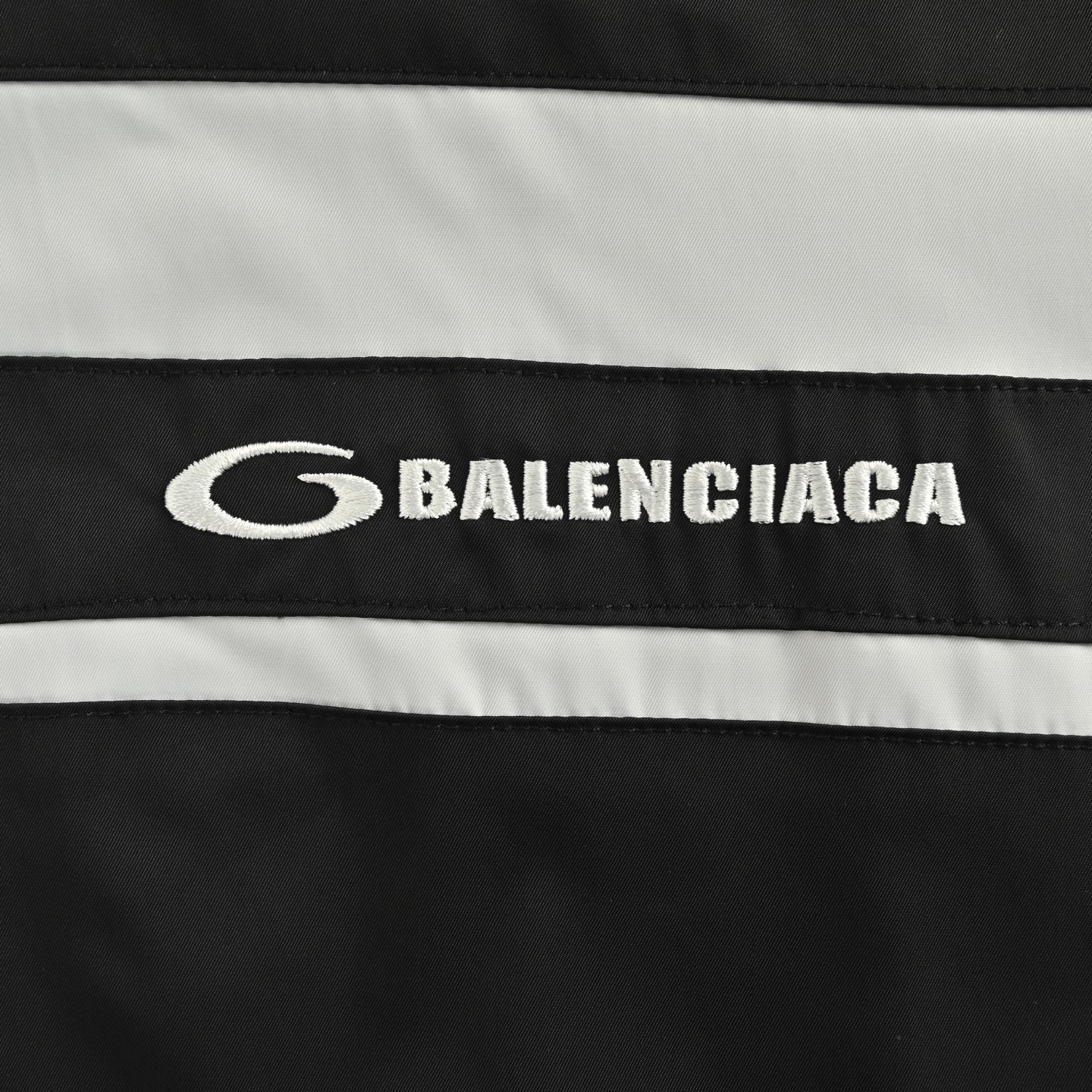 Balenciaga/巴黎世家 双色拼接字母刺绣风衣外套