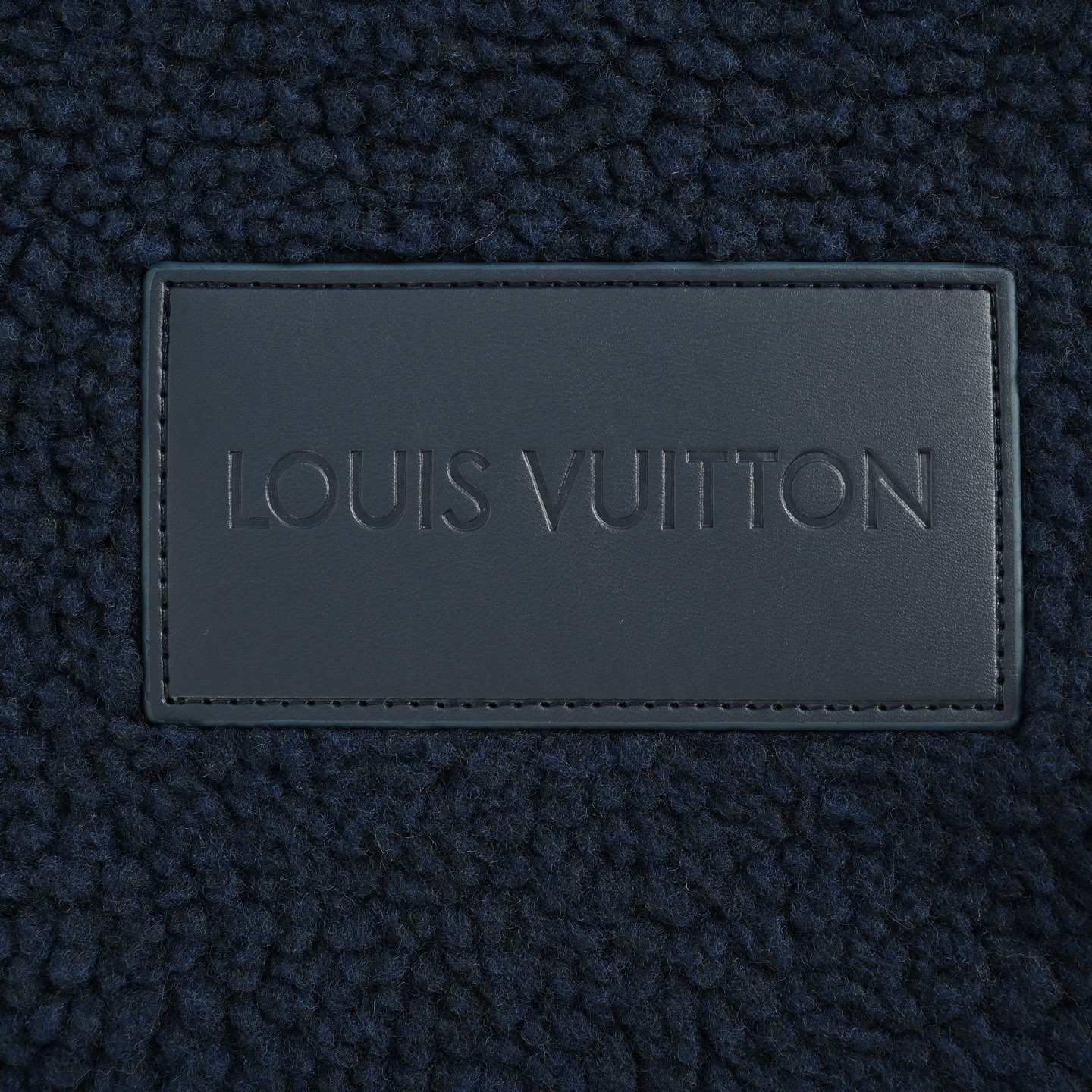 Louis Vuitton/路易威登 24Fw 皮牌羊羔绒立领夹克外套-莆田鞋,莆田鞋货源,高仿鞋,高仿鞋货源,安福档口,莆田高仿鞋,莆田鞋批发,高仿鞋批发,莆田高仿运动鞋,高仿运动鞋,莆田运动鞋 Louis Vuitton/路易威登 24Fw 皮牌羊羔绒立领夹克外套