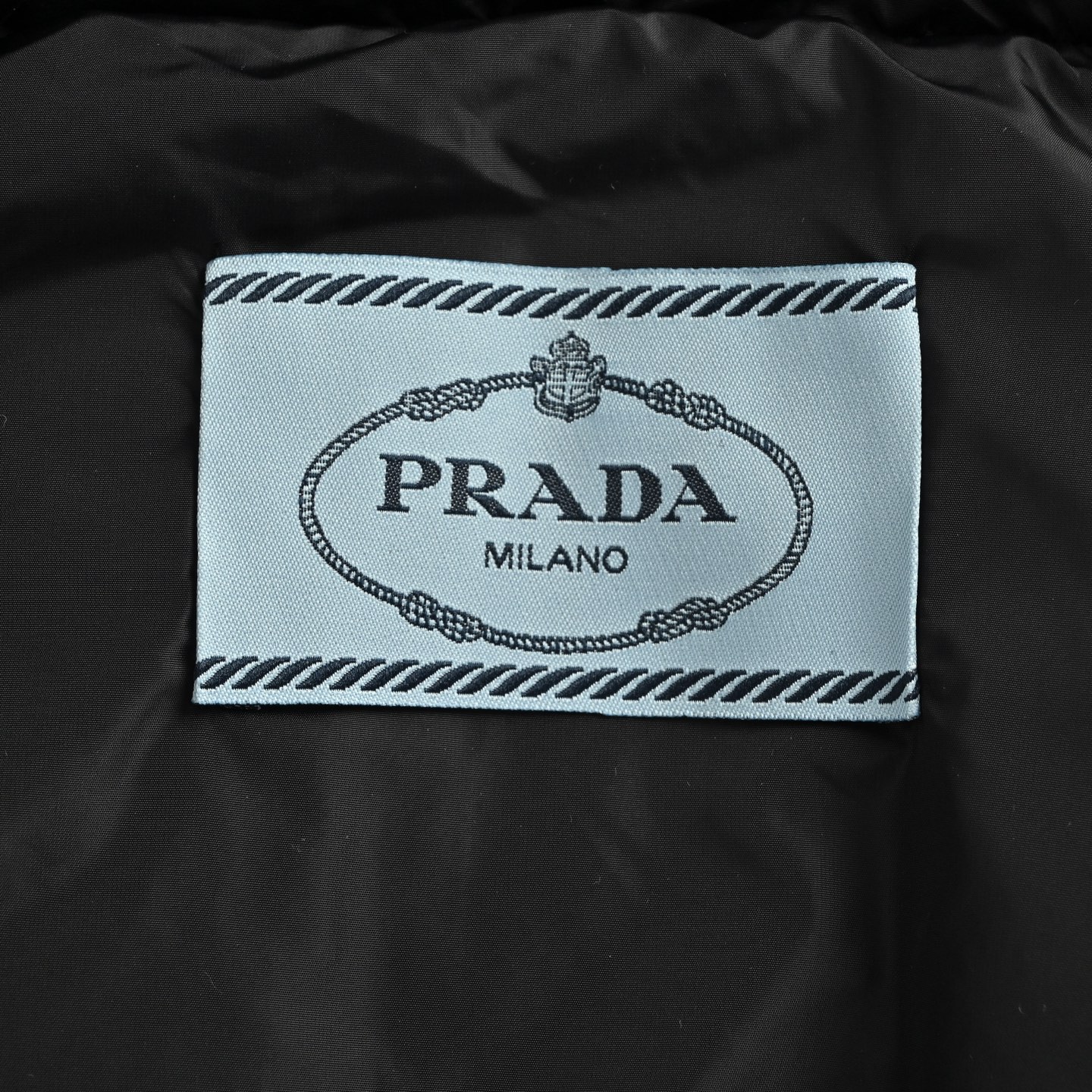 Prada/普拉达 羊毛束腰羽绒服 PRADA 秋冬束腰羽绒服-莆田鞋,莆田鞋货源,高仿鞋,高仿鞋货源,安福档口,莆田高仿鞋,莆田鞋批发,高仿鞋批发,莆田高仿运动鞋,高仿运动鞋,莆田运动鞋 Prada/普拉达 羊毛束腰羽绒服 PRADA 秋冬束腰羽绒服
