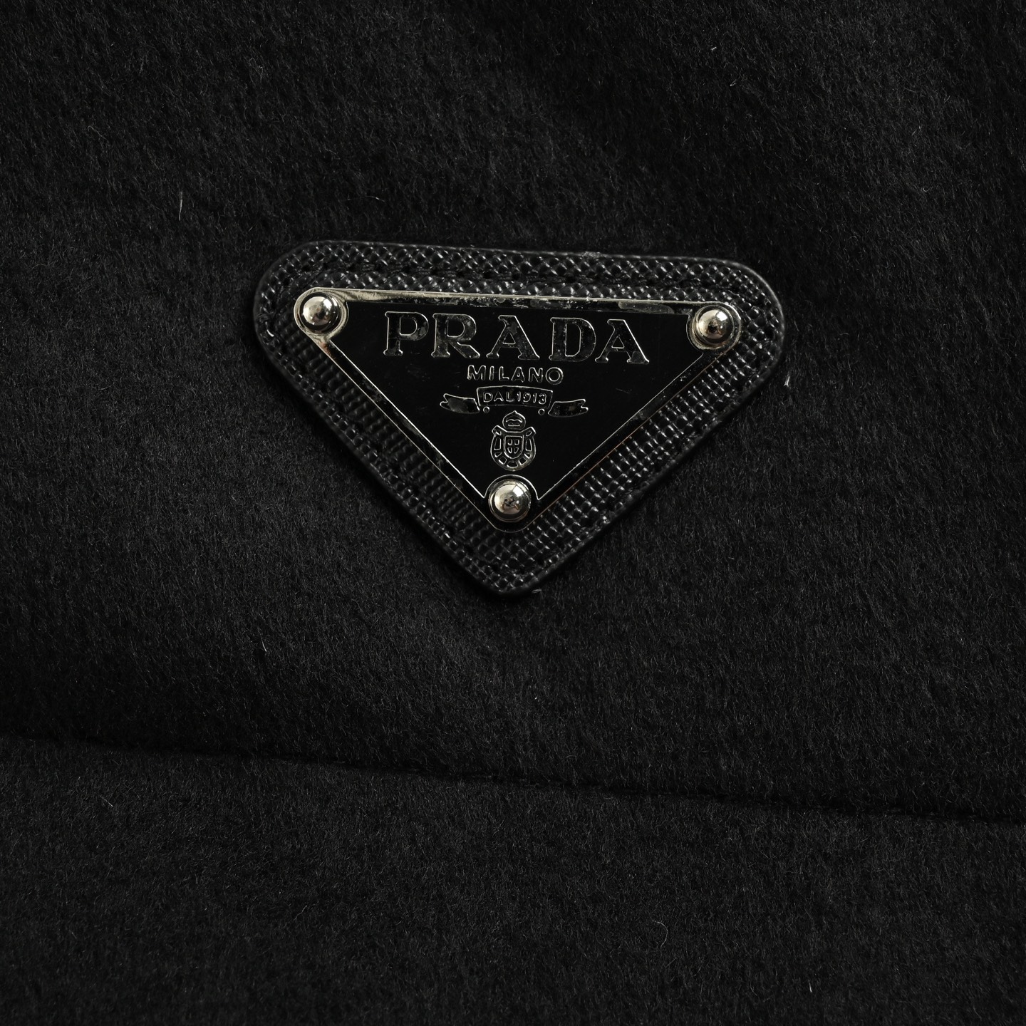 Prada/普拉达 羊毛束腰羽绒服 PRADA 秋冬束腰羽绒服 黑色外层+白鹅绒填充-莆田鞋,莆田鞋货源,高仿鞋,高仿鞋货源,安福档口,莆田高仿鞋,莆田鞋批发,高仿鞋批发,莆田高仿运动鞋,高仿运动鞋,莆田运动鞋 Prada/普拉达 羊毛束腰羽绒服 PRADA 秋冬束腰羽绒服 黑色外层+白鹅绒填充