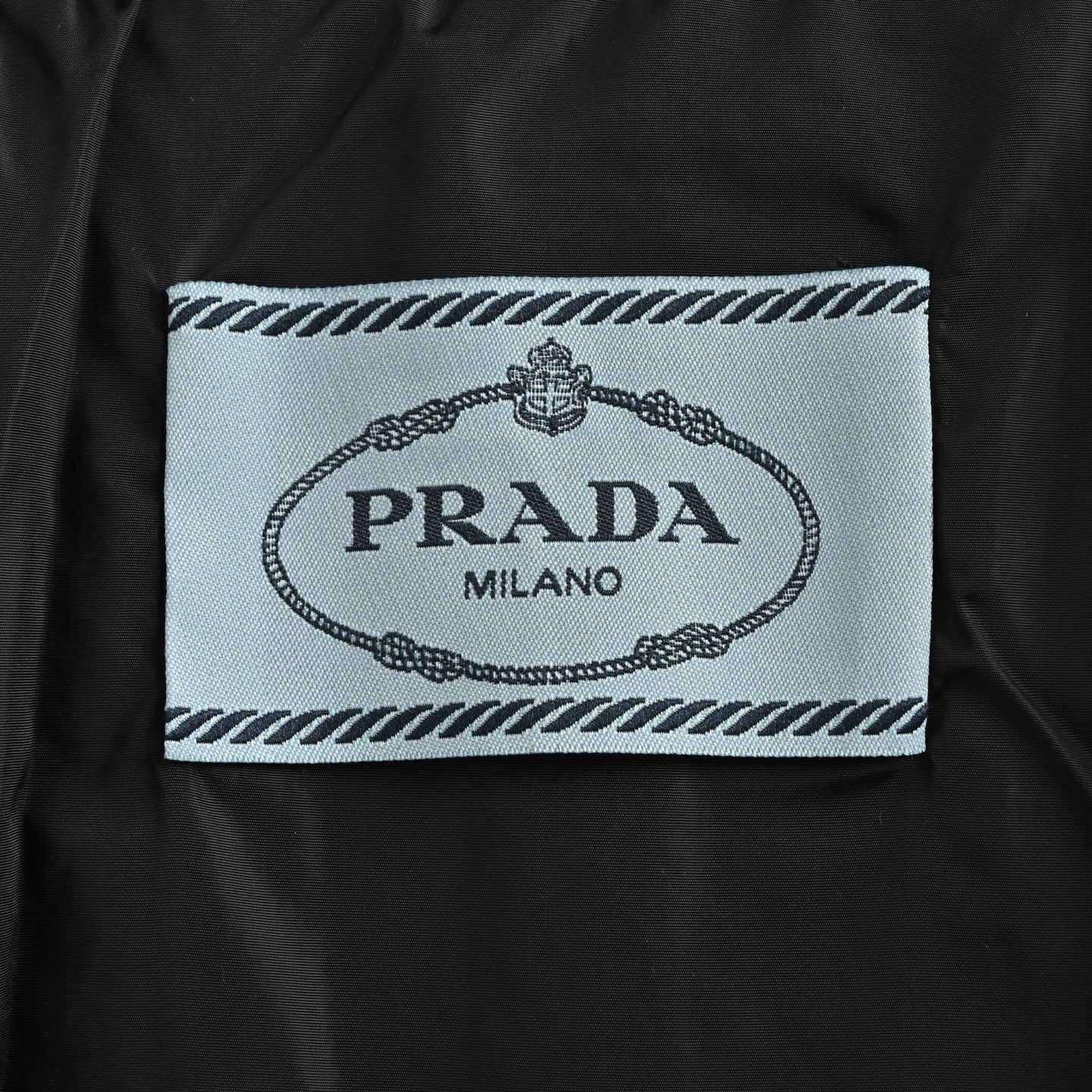Prada/普拉达 羊毛束腰羽绒服 PRADA 秋冬束腰羽绒服 黑色外层+白鹅绒填充-莆田鞋,莆田鞋货源,高仿鞋,高仿鞋货源,安福档口,莆田高仿鞋,莆田鞋批发,高仿鞋批发,莆田高仿运动鞋,高仿运动鞋,莆田运动鞋 Prada/普拉达 羊毛束腰羽绒服 PRADA 秋冬束腰羽绒服 黑色外层+白鹅绒填充