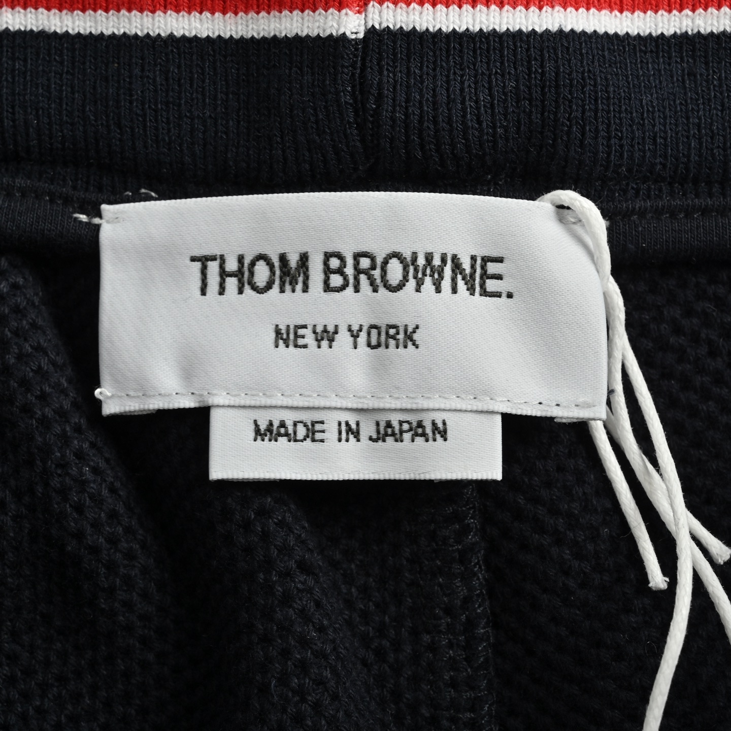 Thom Browne/汤姆布朗 暗纹四杠束腿长裤-莆田鞋,莆田鞋货源,高仿鞋,高仿鞋货源,安福档口,莆田高仿鞋,莆田鞋批发,高仿鞋批发,莆田高仿运动鞋,高仿运动鞋,莆田运动鞋 Thom Browne/汤姆布朗 暗纹四杠束腿长裤