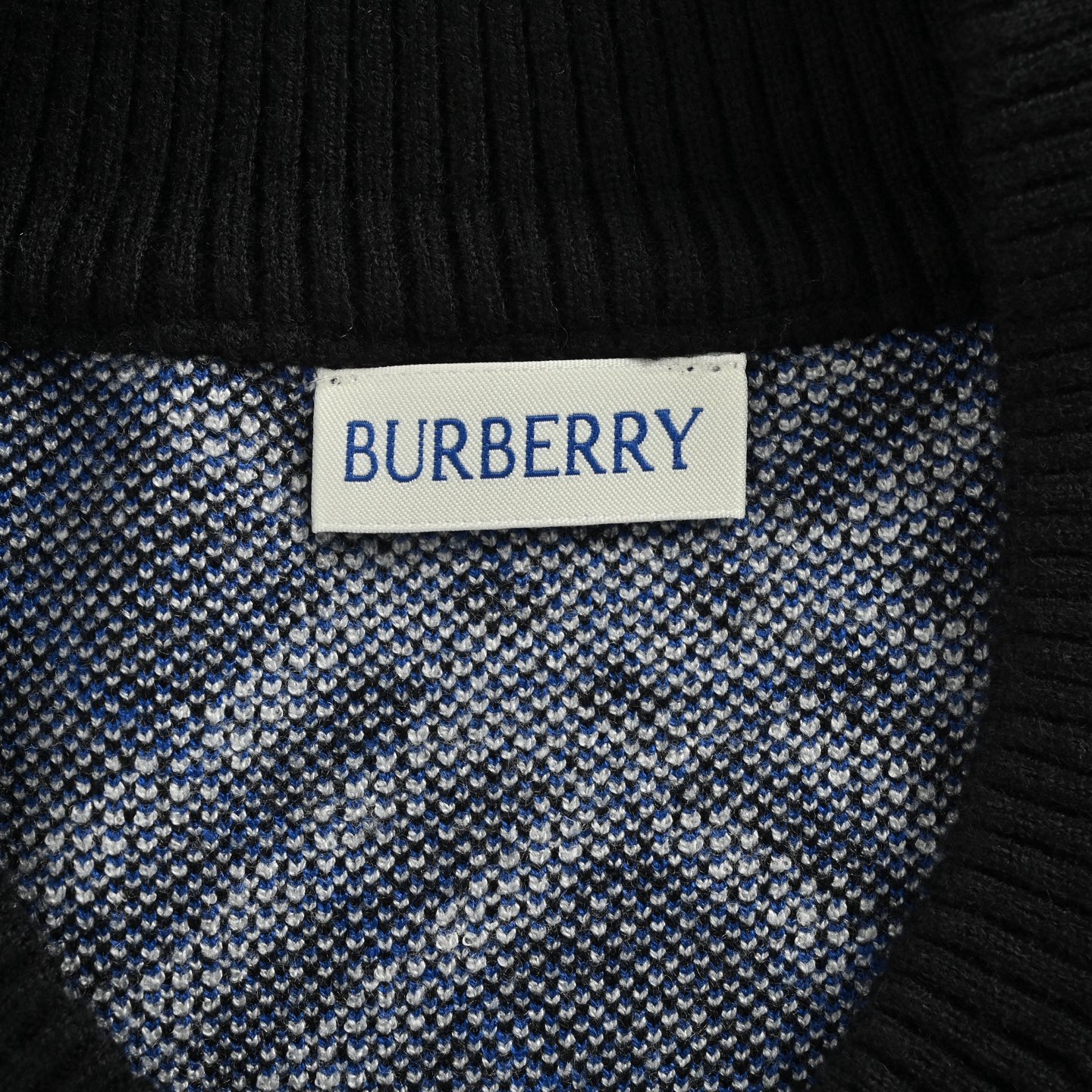 Burberry/巴宝莉 25Fw 斜格纹拉链毛衣开衫外套-莆田鞋,莆田鞋货源,高仿鞋,高仿鞋货源,安福档口,莆田高仿鞋,莆田鞋批发,高仿鞋批发,莆田高仿运动鞋,高仿运动鞋,莆田运动鞋 Burberry/巴宝莉 25Fw 斜格纹拉链毛衣开衫外套