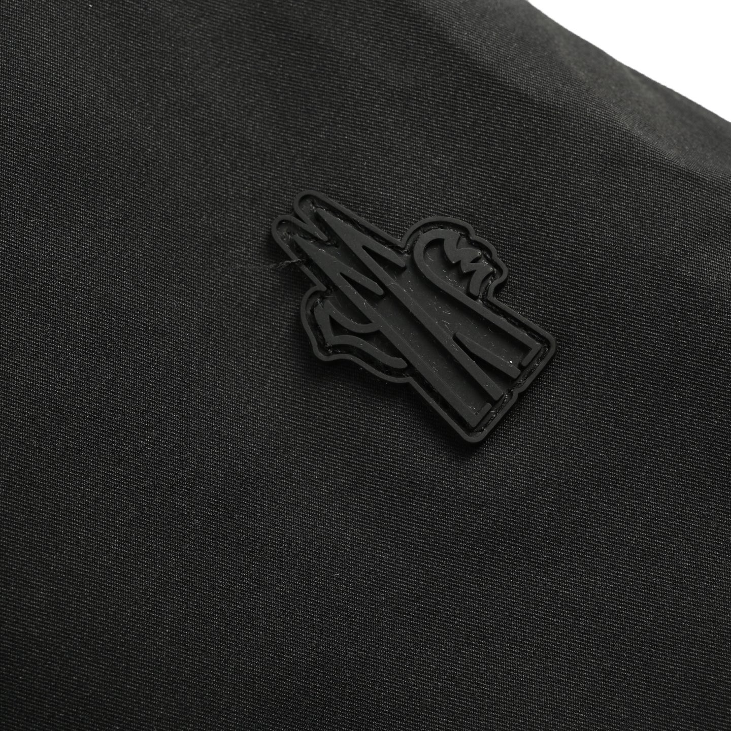 Moncler 蒙口 Bauges披肩连帽狐狸毛领羽绒服