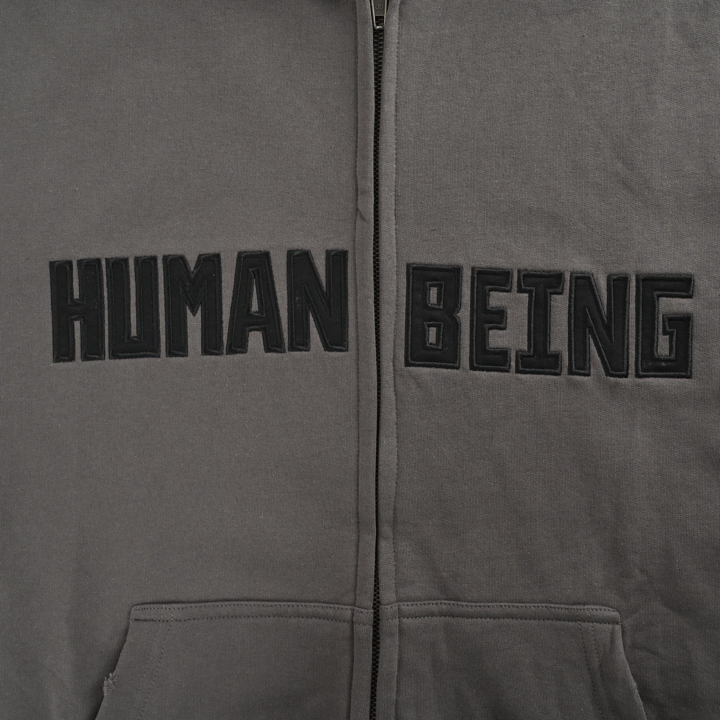 Balenciaga/巴黎世家 HUMAN BEING字母贴布连帽外套烟灰