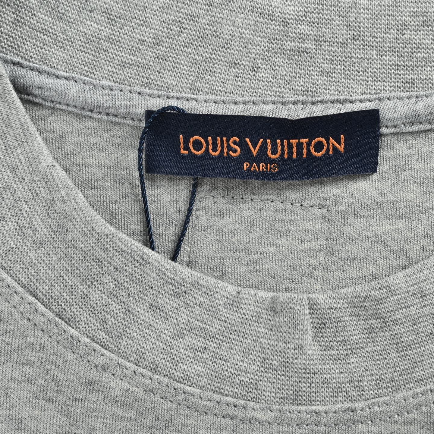 LouisVuitton/路易威登25Fw 垂钓者风景刺绣长袖T恤-莆田鞋,莆田鞋货源,高仿鞋,高仿鞋货源,安福档口,莆田高仿鞋,莆田鞋批发,高仿鞋批发,莆田高仿运动鞋,高仿运动鞋,莆田运动鞋 LouisVuitton/路易威登25Fw 垂钓者风景刺绣长袖T恤