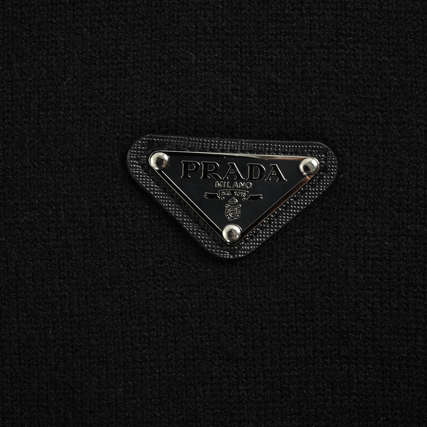 Prada/普拉达 25Fw 经典三角标圆领毛衣 经典针织条纹毛衣 定染纱线 零色差