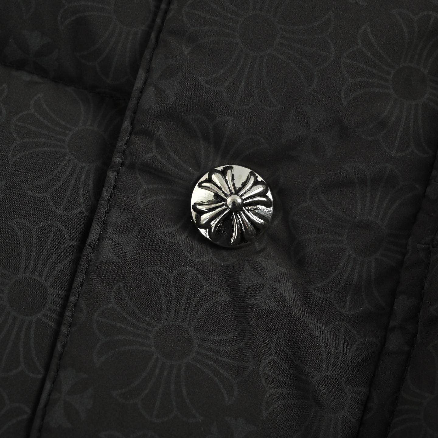 Chrome Hearts/克罗心 银扣暗纹提花羽绒马甲