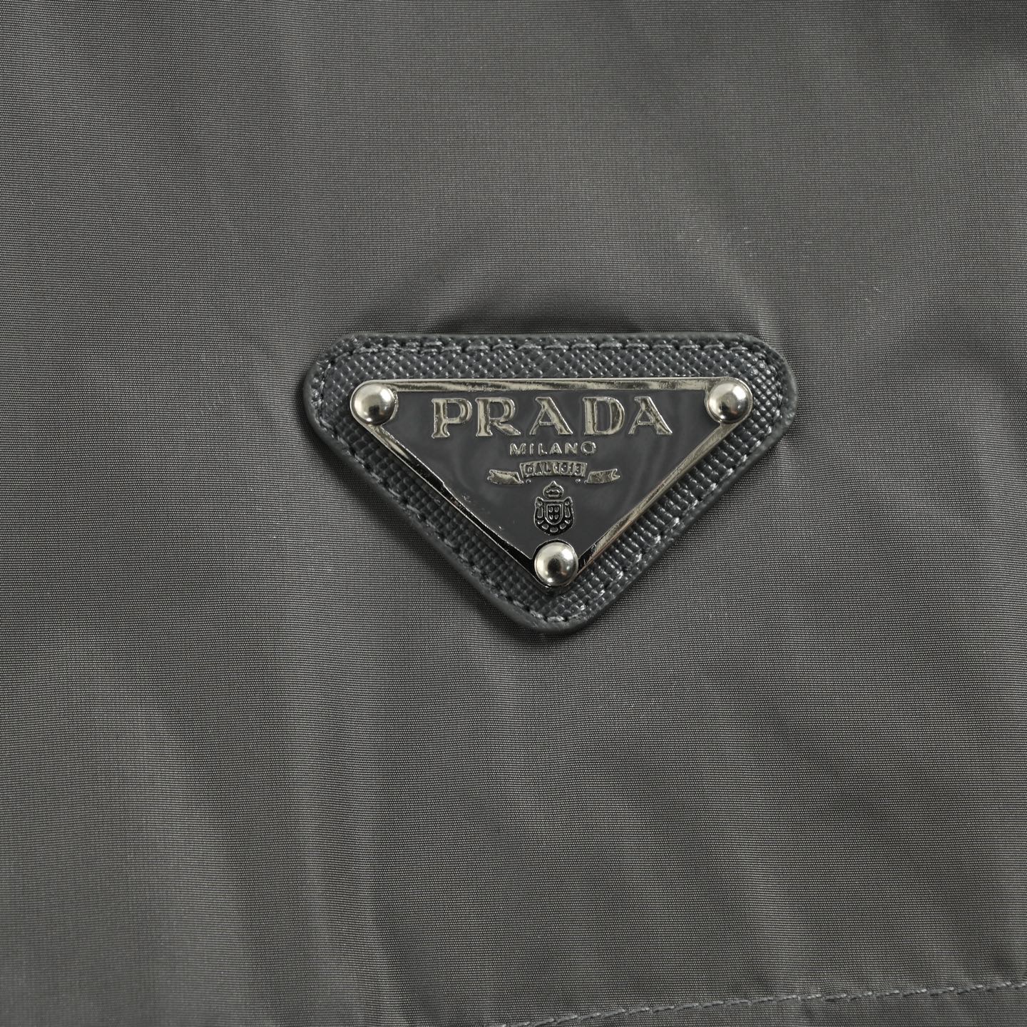 Prada/普拉达 三角标轻薄立领夹克外套-莆田鞋,莆田鞋货源,高仿鞋,高仿鞋货源,安福档口,莆田高仿鞋,莆田鞋批发,高仿鞋批发,莆田高仿运动鞋,高仿运动鞋,莆田运动鞋 Prada/普拉达 三角标轻薄立领夹克外套