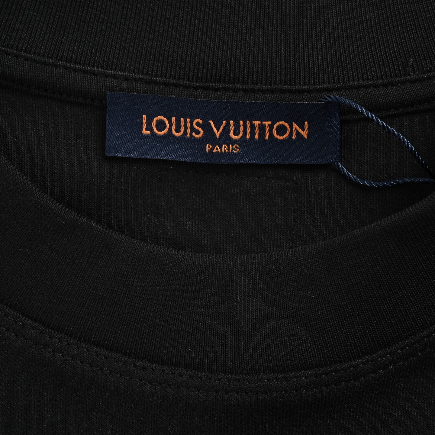 Louis Vuitton/路易威登 25Fw 帆布刺绣长袖T恤-莆田鞋,莆田鞋货源,高仿鞋,高仿鞋货源,安福档口,莆田高仿鞋,莆田鞋批发,高仿鞋批发,莆田高仿运动鞋,高仿运动鞋,莆田运动鞋 Louis Vuitton/路易威登 25Fw 帆布刺绣长袖T恤