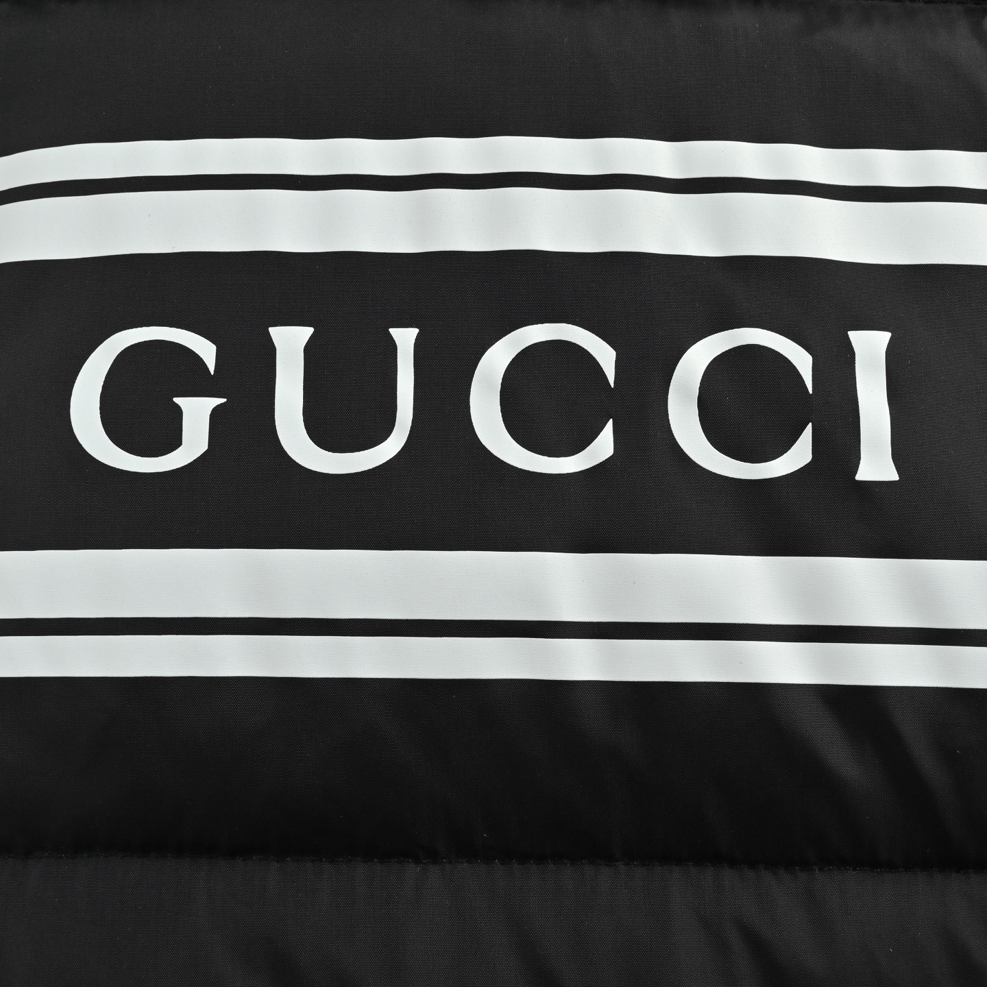 Gucci/古驰 胸前条纹logo连帽羽绒服-莆田鞋,莆田鞋货源,高仿鞋,高仿鞋货源,安福档口,莆田高仿鞋,莆田鞋批发,高仿鞋批发,莆田高仿运动鞋,高仿运动鞋,莆田运动鞋 Gucci/古驰 胸前条纹logo连帽羽绒服