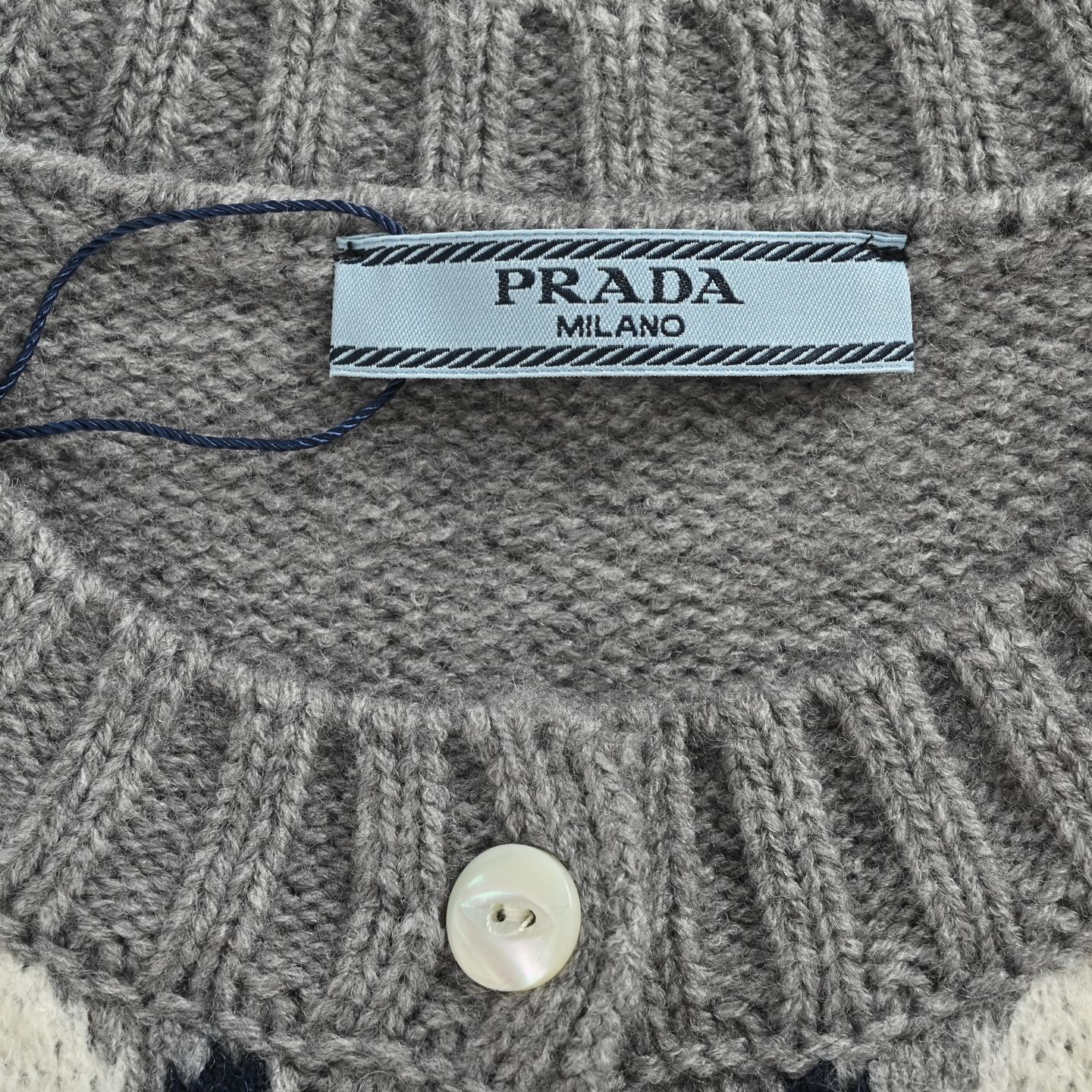Prada/普拉达 菱格针织毛衣开衫 定织奢柔菱格羊绒针织料-莆田鞋,莆田鞋货源,高仿鞋,高仿鞋货源,安福档口,莆田高仿鞋,莆田鞋批发,高仿鞋批发,莆田高仿运动鞋,高仿运动鞋,莆田运动鞋 Prada/普拉达 菱格针织毛衣开衫 定织奢柔菱格羊绒针织料