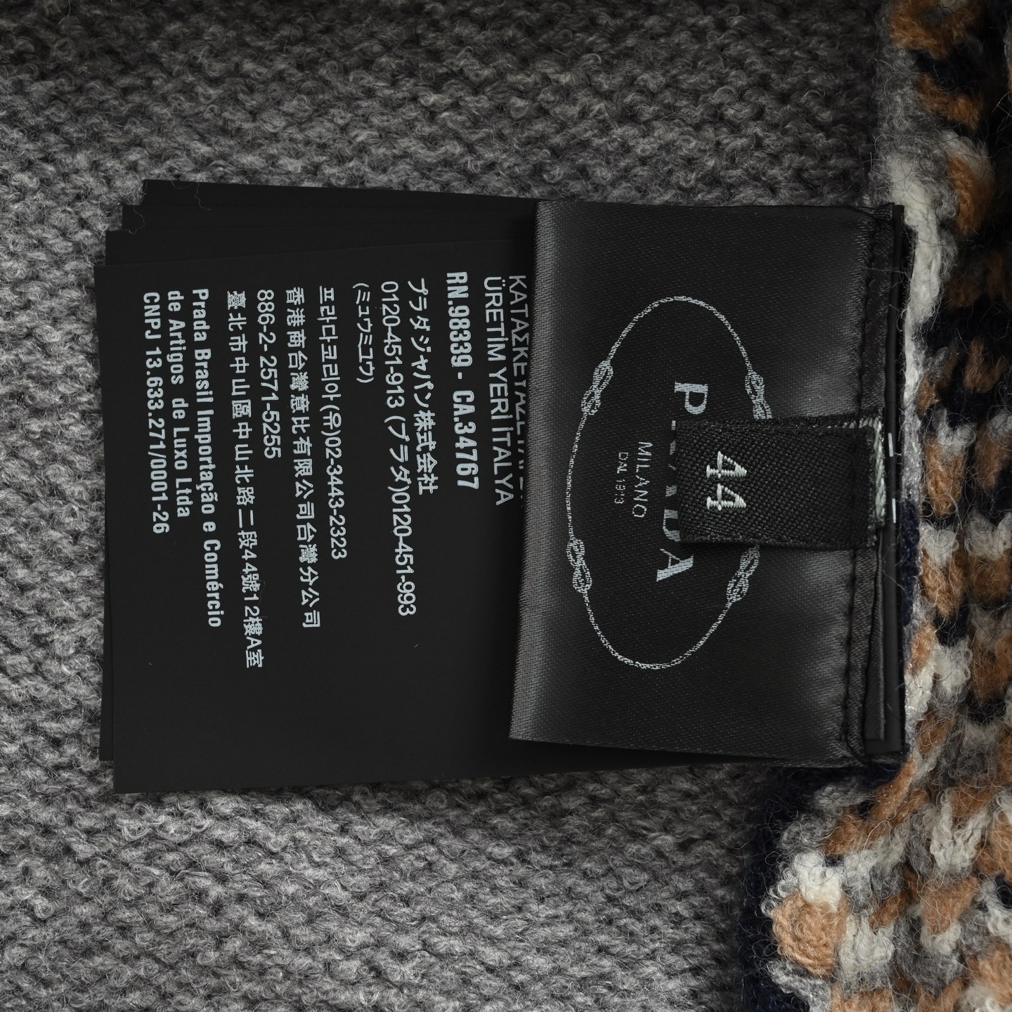 Prada/普拉达 菱格针织毛衣开衫 定织奢柔菱格羊绒针织料-莆田鞋,莆田鞋货源,高仿鞋,高仿鞋货源,安福档口,莆田高仿鞋,莆田鞋批发,高仿鞋批发,莆田高仿运动鞋,高仿运动鞋,莆田运动鞋 Prada/普拉达 菱格针织毛衣开衫 定织奢柔菱格羊绒针织料