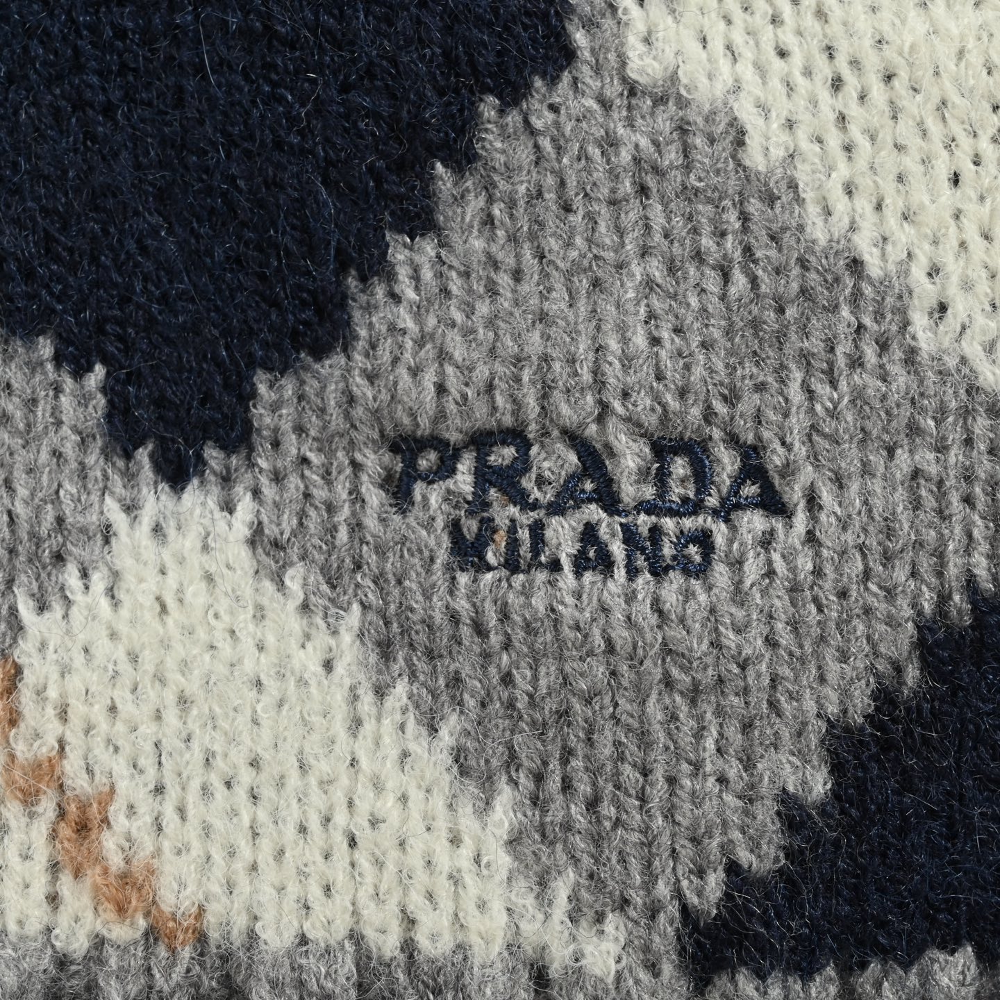 Prada/普拉达 菱格针织毛衣开衫 定织奢柔菱格羊绒针织料-莆田鞋,莆田鞋货源,高仿鞋,高仿鞋货源,安福档口,莆田高仿鞋,莆田鞋批发,高仿鞋批发,莆田高仿运动鞋,高仿运动鞋,莆田运动鞋 Prada/普拉达 菱格针织毛衣开衫 定织奢柔菱格羊绒针织料