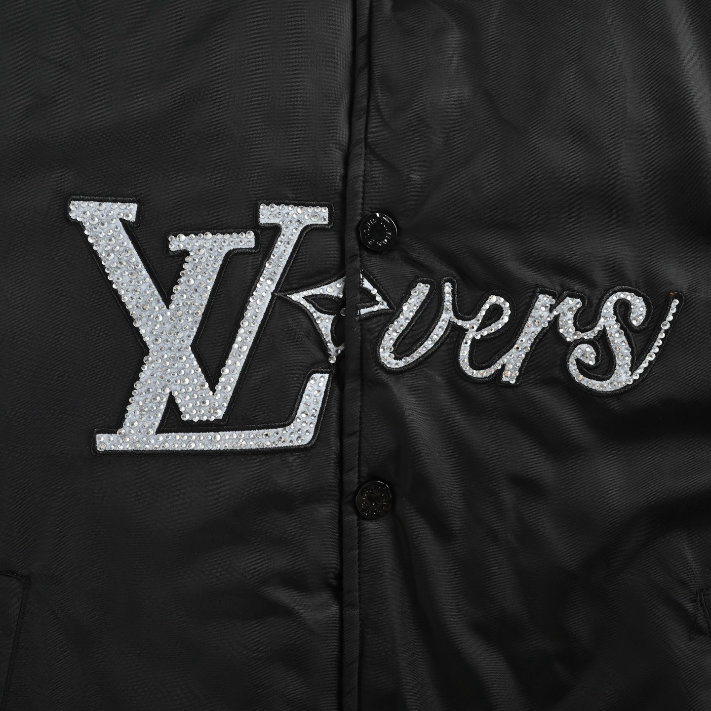 LouisVuitton/路易威登 24Fw 烫钻刺绣锦纶棉服棒球夹克-莆田鞋,莆田鞋货源,高仿鞋,高仿鞋货源,安福档口,莆田高仿鞋,莆田鞋批发,高仿鞋批发,莆田高仿运动鞋,高仿运动鞋,莆田运动鞋 LouisVuitton/路易威登 24Fw 烫钻刺绣锦纶棉服棒球夹克