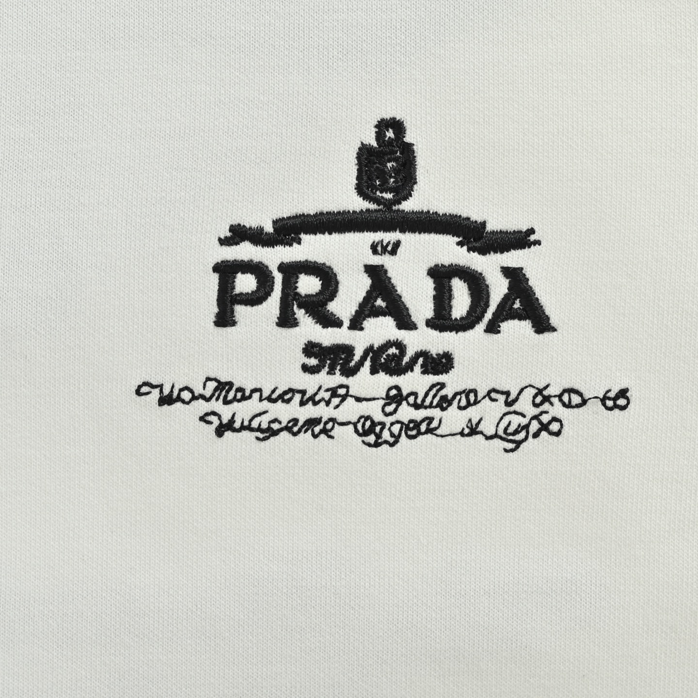Prada/普拉达 25Fw 后背大logo徽标签名刺绣长袖T恤 黑色 白色