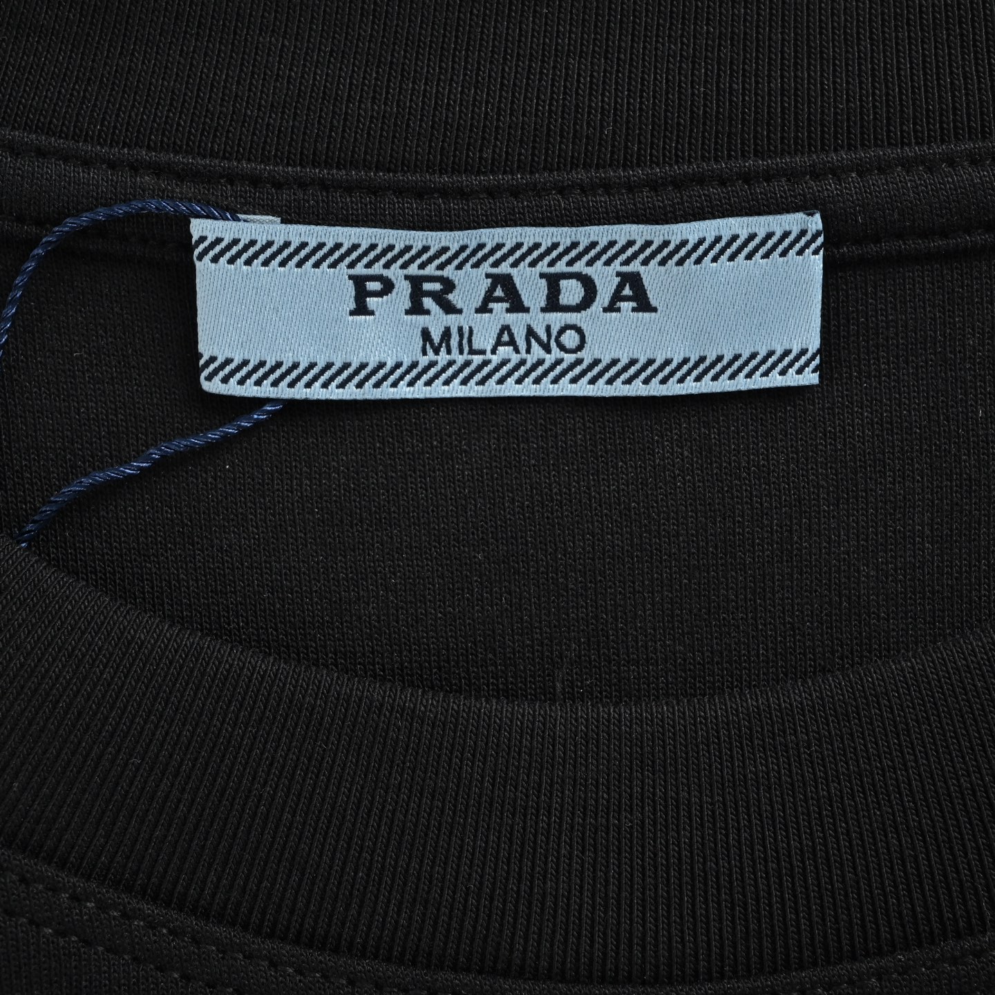 Prada/普拉达 25Fw 后背大logo徽标签名刺绣长袖T恤 黑色 白色-莆田鞋,莆田鞋货源,高仿鞋,高仿鞋货源,安福档口,莆田高仿鞋,莆田鞋批发,高仿鞋批发,莆田高仿运动鞋,高仿运动鞋,莆田运动鞋 Prada/普拉达 25Fw 后背大logo徽标签名刺绣长袖T恤 黑色 白色