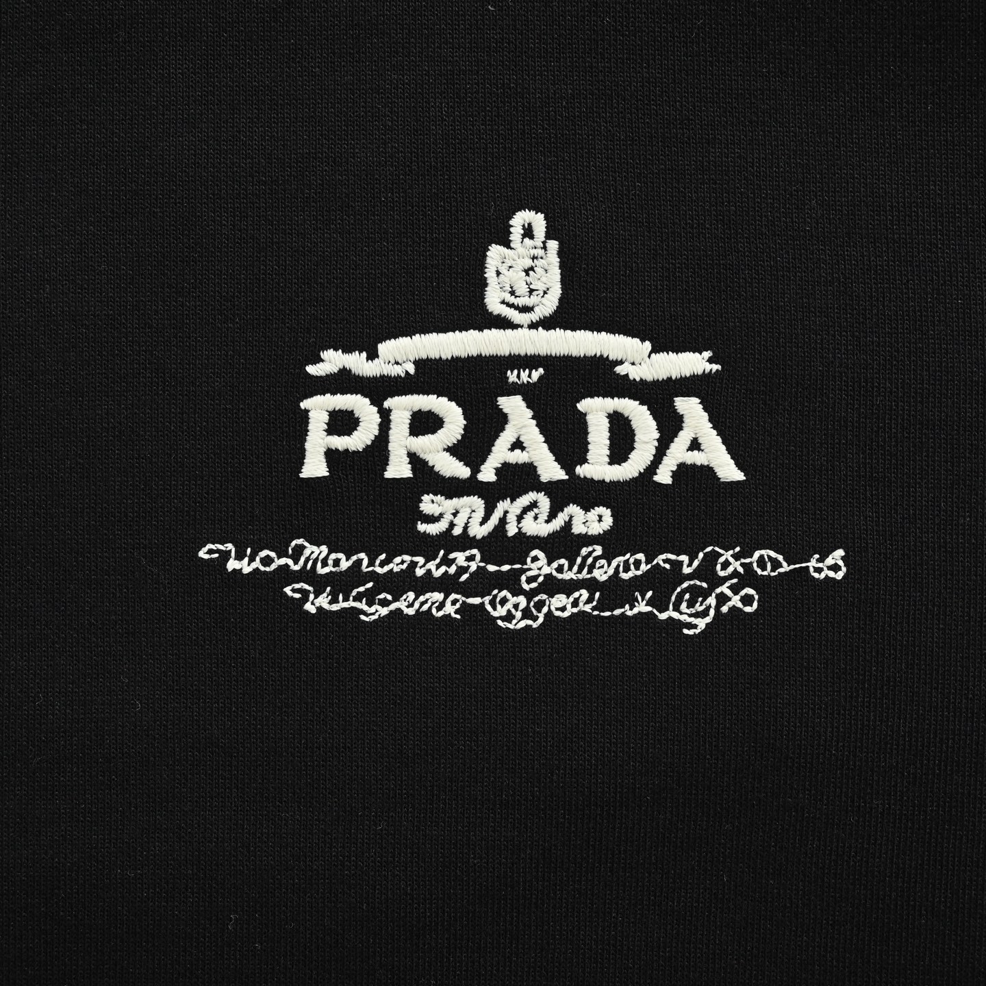 Prada/普拉达 25Fw 后背大logo徽标签名刺绣长袖T恤 黑色 白色-莆田鞋,莆田鞋货源,高仿鞋,高仿鞋货源,安福档口,莆田高仿鞋,莆田鞋批发,高仿鞋批发,莆田高仿运动鞋,高仿运动鞋,莆田运动鞋 Prada/普拉达 25Fw 后背大logo徽标签名刺绣长袖T恤 黑色 白色