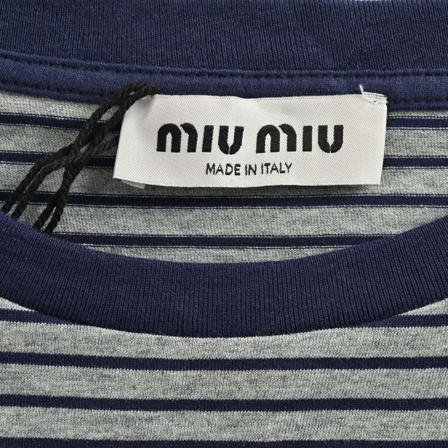 Miu Miu/缪缪 灰条纹长袖T恤-莆田鞋,莆田鞋货源,高仿鞋,高仿鞋货源,安福档口,莆田高仿鞋,莆田鞋批发,高仿鞋批发,莆田高仿运动鞋,高仿运动鞋,莆田运动鞋 Miu Miu/缪缪 灰条纹长袖T恤