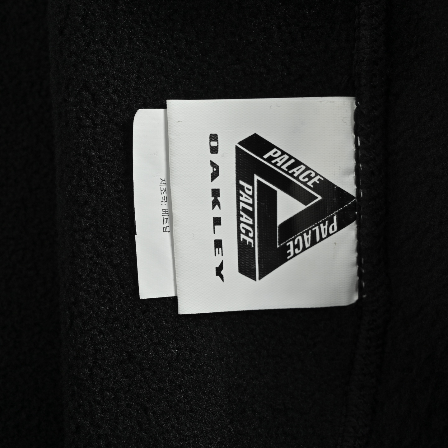 Palace & Oakley 25Fw 联名O字母立领摇粒绒外套