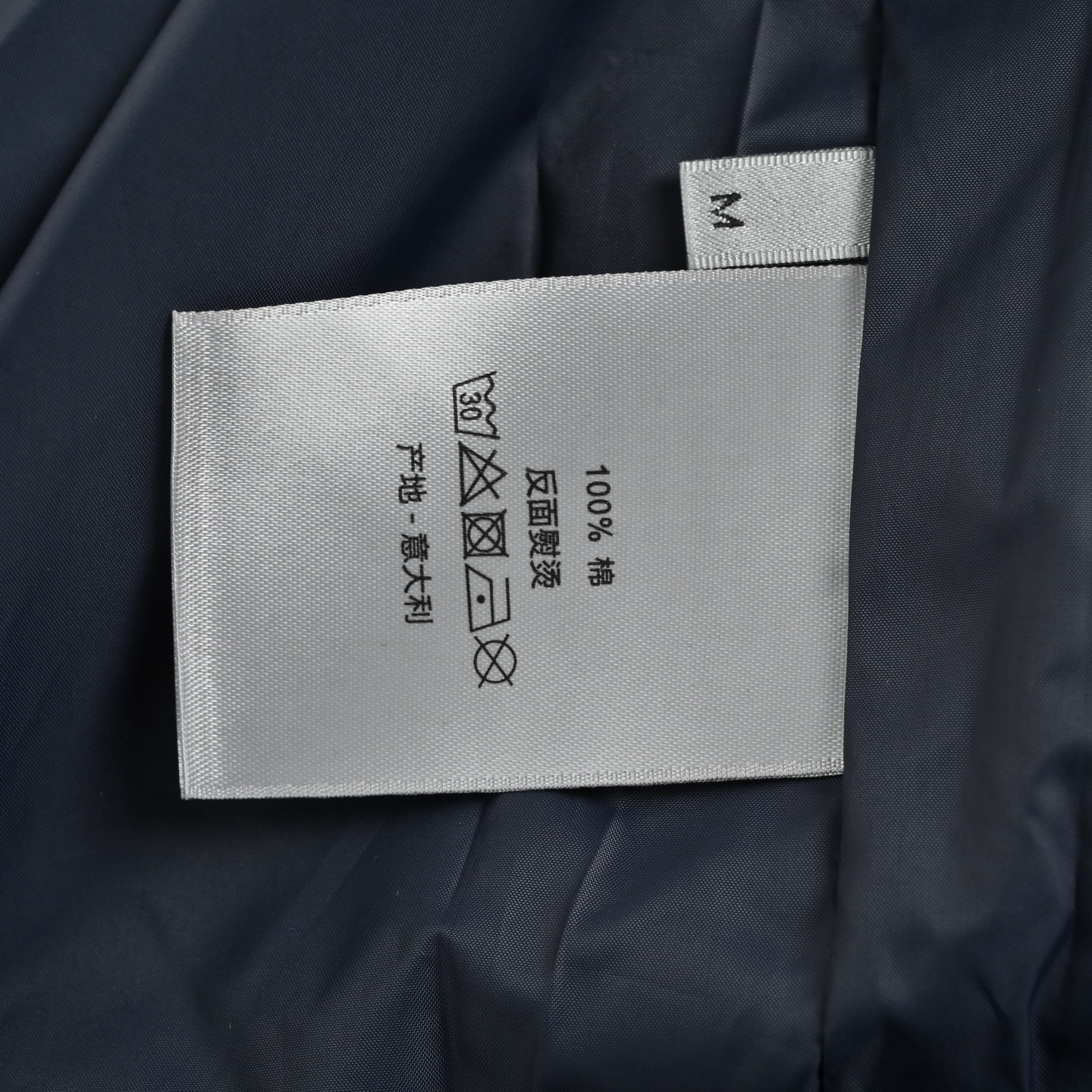 Dior/迪奥 满印拼接梭织拉链连帽夹克 款式不需多说 低调奢华 满印CD经典元素 宽松版型 上身休闲舒适 纯色面为软壳冲锋衣款 纯色简单款 仅胸口五金装饰 五金可拆卸 里外五金全部双面刻字 原版一致去定制定染 衣身同色无色差 工费昂贵 里布为真丝提花面布 经典满幅logo提花工艺 全部需要织上去 工艺成本极 Size:XS-L