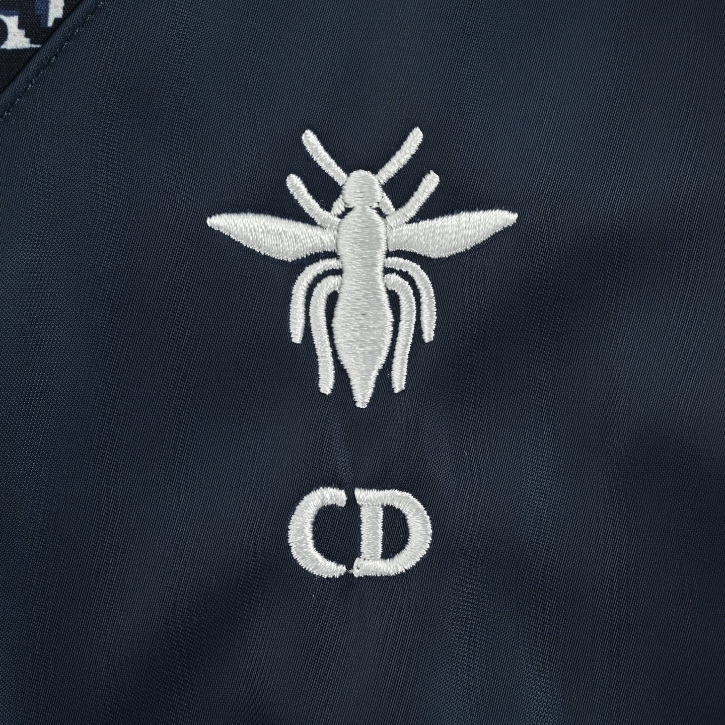 Dior/迪奥 满印拼接梭织拉链连帽夹克 款式不需多说 低调奢华 满印CD经典元素 宽松版型 上身休闲舒适 纯色面为软壳冲锋衣款 纯色简单款 仅胸口五金装饰 五金可拆卸 里外五金全部双面刻字 原版一致去定制定染 衣身同色无色差 工费昂贵 里布为真丝提花面布 经典满幅logo提花工艺 全部需要织上去 工艺成本极 Size:XS-L