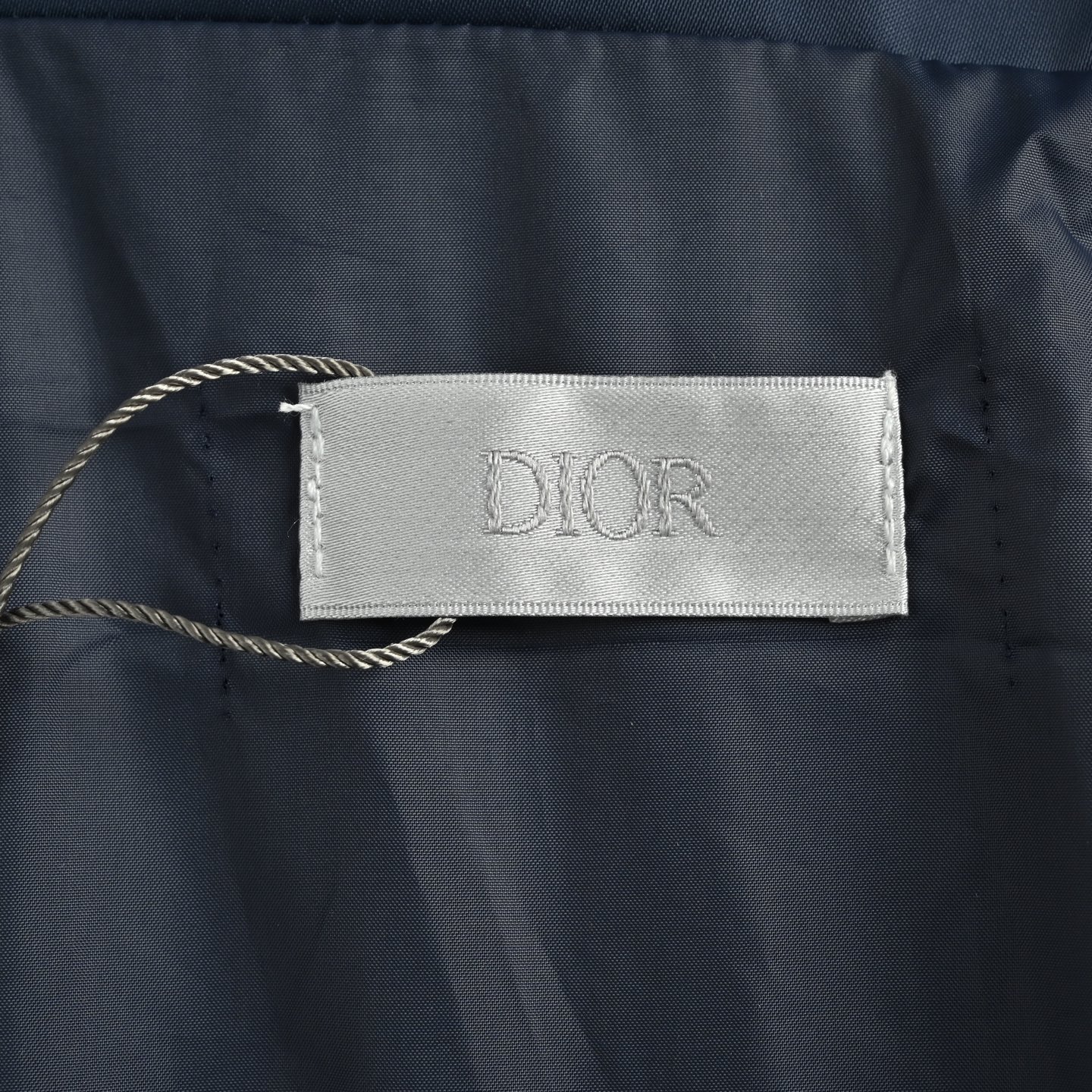 Dior/迪奥 满印拼接梭织拉链连帽夹克 款式不需多说 低调奢华 满印CD经典元素 宽松版型 上身休闲舒适 纯色面为软壳冲锋衣款 纯色简单款 仅胸口五金装饰 五金可拆卸 里外五金全部双面刻字 原版一致去定制定染 衣身同色无色差 工费昂贵 里布为真丝提花面布 经典满幅logo提花工艺 全部需要织上去 工艺成本极 Size:XS-L