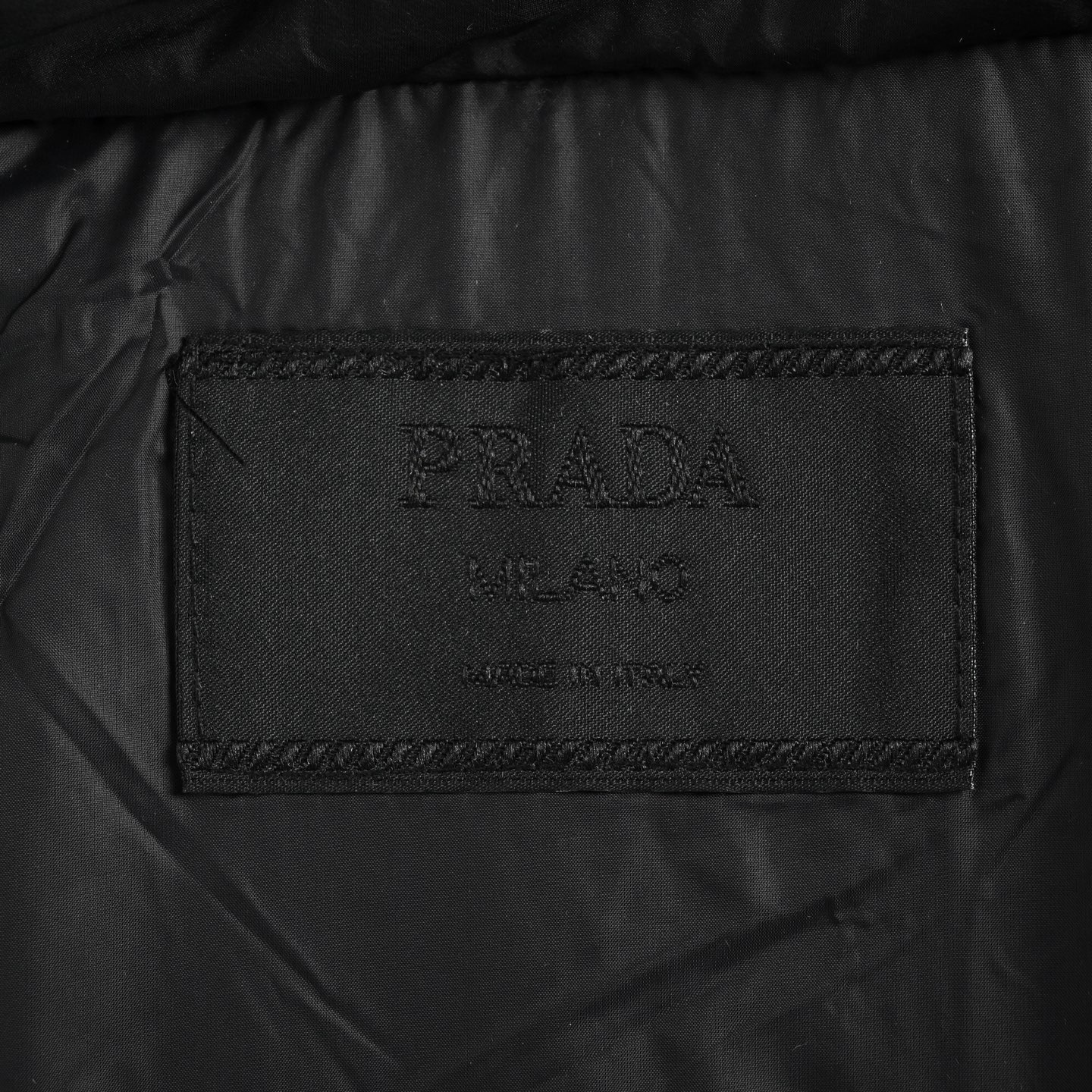 Prada/普拉达 25Fw 手臂三角标口袋连帽羽绒服 黑色 米色-莆田鞋,莆田鞋货源,高仿鞋,高仿鞋货源,安福档口,莆田高仿鞋,莆田鞋批发,高仿鞋批发,莆田高仿运动鞋,高仿运动鞋,莆田运动鞋 Prada/普拉达 25Fw 手臂三角标口袋连帽羽绒服 黑色 米色