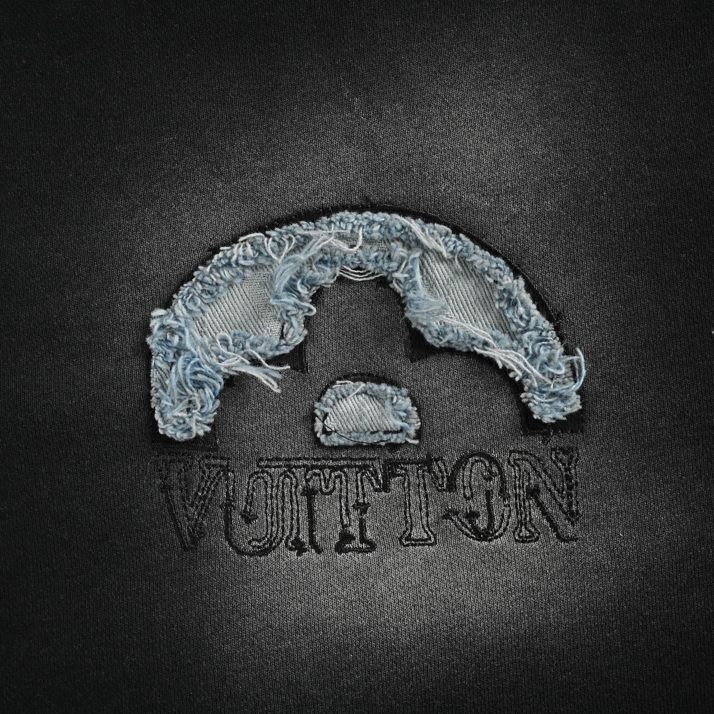 Louis Vuitton/路易威登 牛仔贴布刺绣水洗破洞连帽卫衣 水洗黑 水洗白-莆田鞋,莆田鞋货源,高仿鞋,高仿鞋货源,安福档口,莆田高仿鞋,莆田鞋批发,高仿鞋批发,莆田高仿运动鞋,高仿运动鞋,莆田运动鞋 Louis Vuitton/路易威登 牛仔贴布刺绣水洗破洞连帽卫衣 水洗黑 水洗白