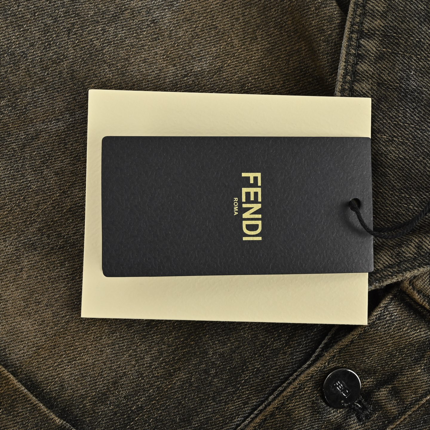 Fendi/芬迪 翻领单排扣套染做旧套装牛仔外套-莆田鞋,莆田鞋货源,高仿鞋,高仿鞋货源,安福档口,莆田高仿鞋,莆田鞋批发,高仿鞋批发,莆田高仿运动鞋,高仿运动鞋,莆田运动鞋 Fendi/芬迪 翻领单排扣套染做旧套装牛仔外套