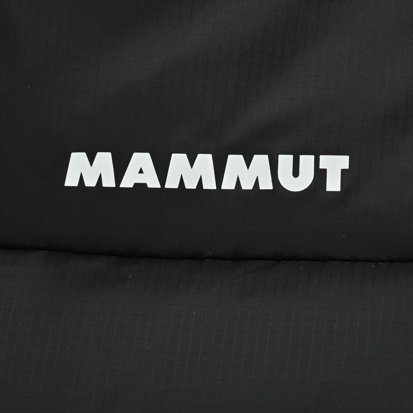 Mamut/猛犸象 胸口小标连帽羽绒服 黑色