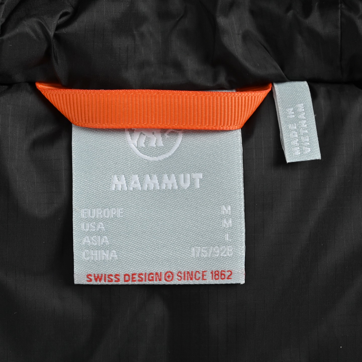 Mamut/猛犸象 胸口小标连帽羽绒服 黑色