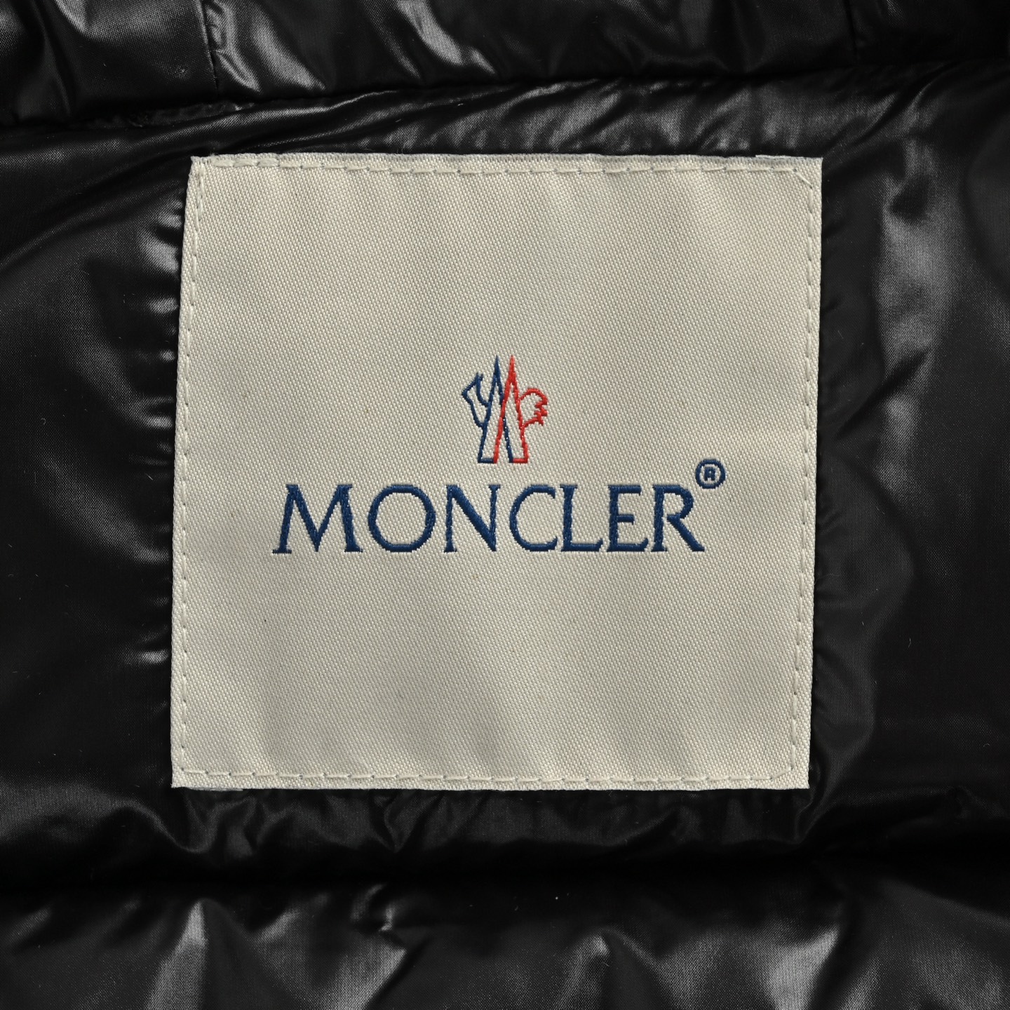 Moncler/蒙口 织带帽女款羽绒服 黑色 白色 粉色-莆田鞋,莆田鞋货源,高仿鞋,高仿鞋货源,安福档口,莆田高仿鞋,莆田鞋批发,高仿鞋批发,莆田高仿运动鞋,高仿运动鞋,莆田运动鞋 Moncler/蒙口 织带帽女款羽绒服 黑色 白色 粉色