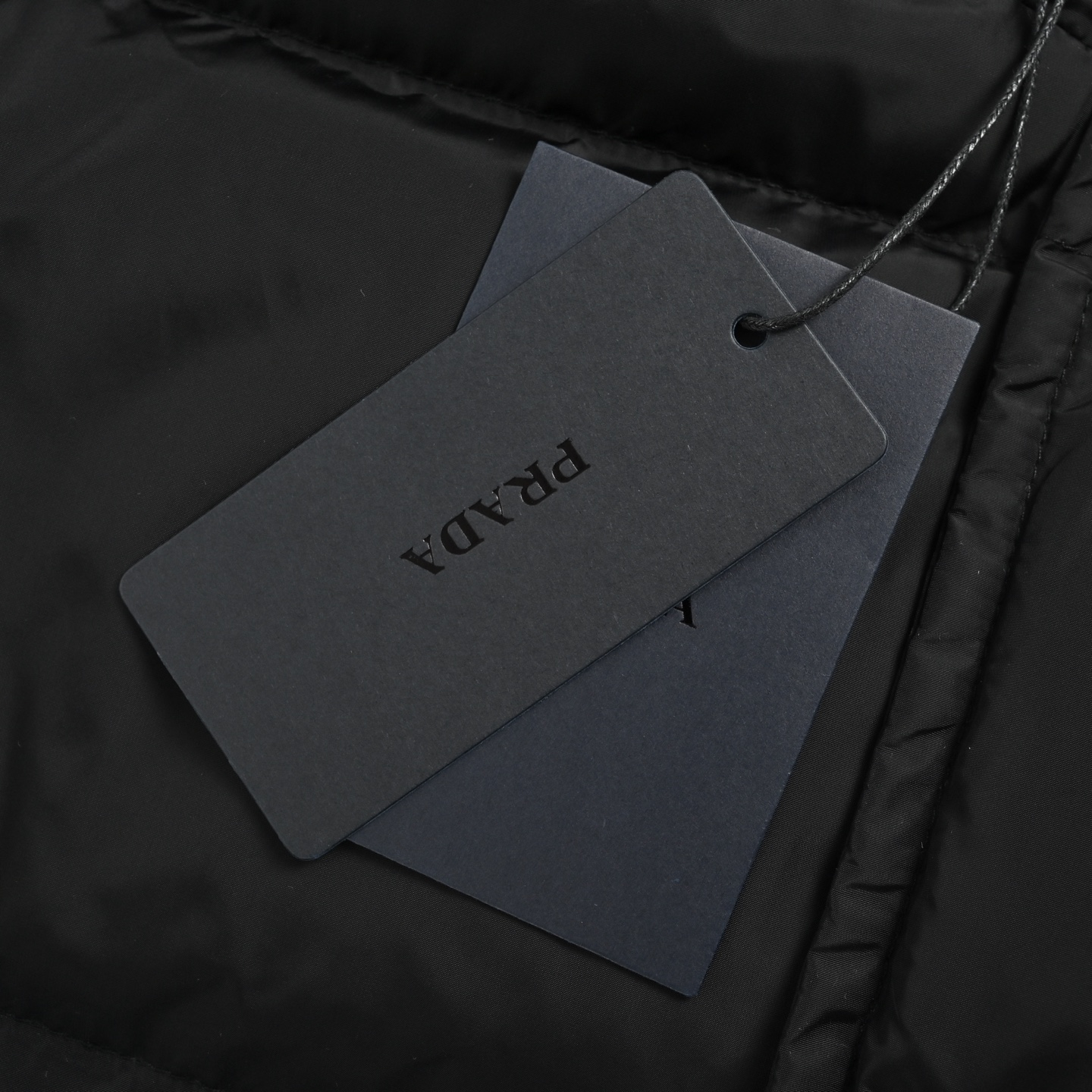 Prada/普拉达 25Fw 三角布标羽绒马甲 PRADA饰织物三角标羽绒马甲