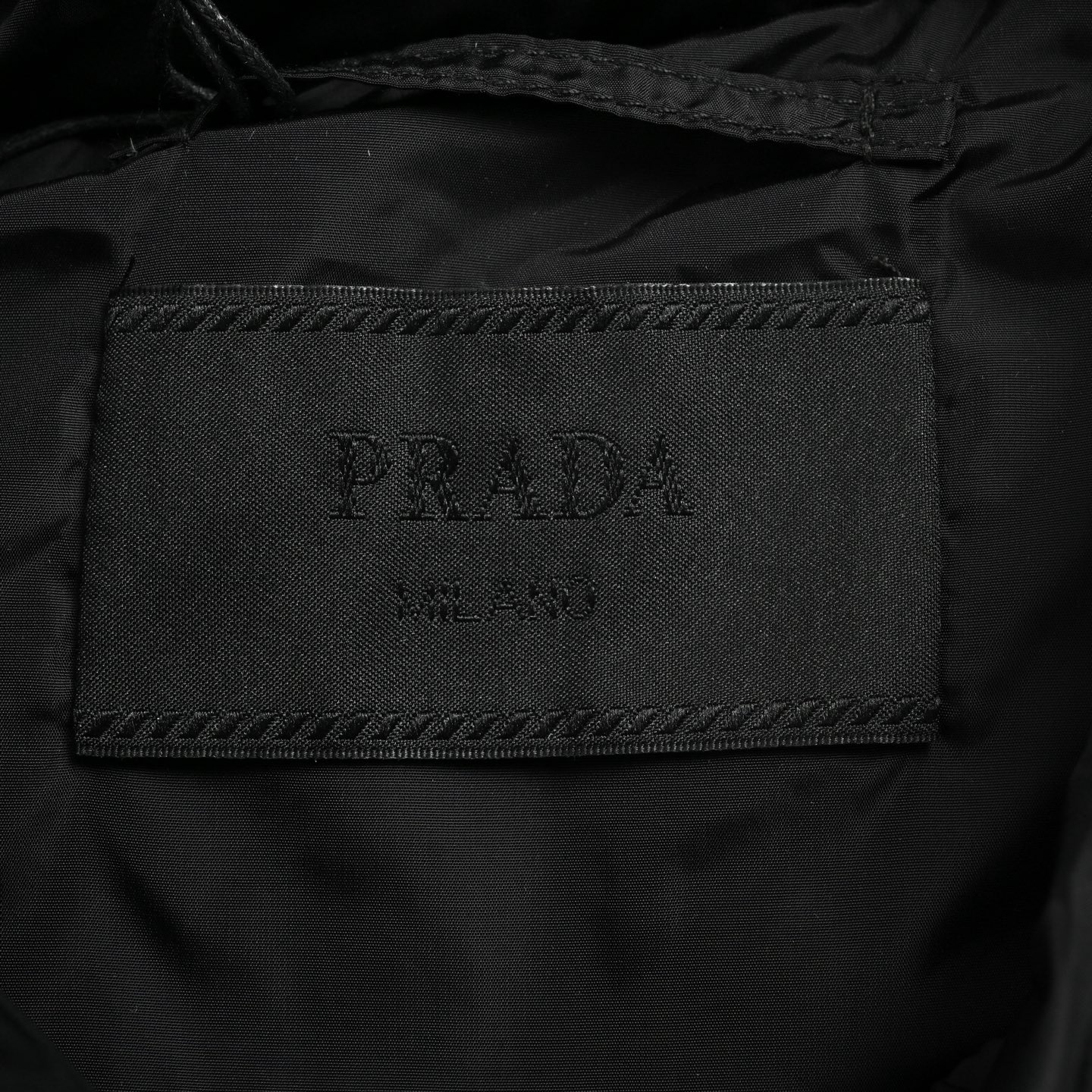 Prada/普拉达 25Fw 三角布标羽绒马甲 PRADA饰织物三角标羽绒马甲