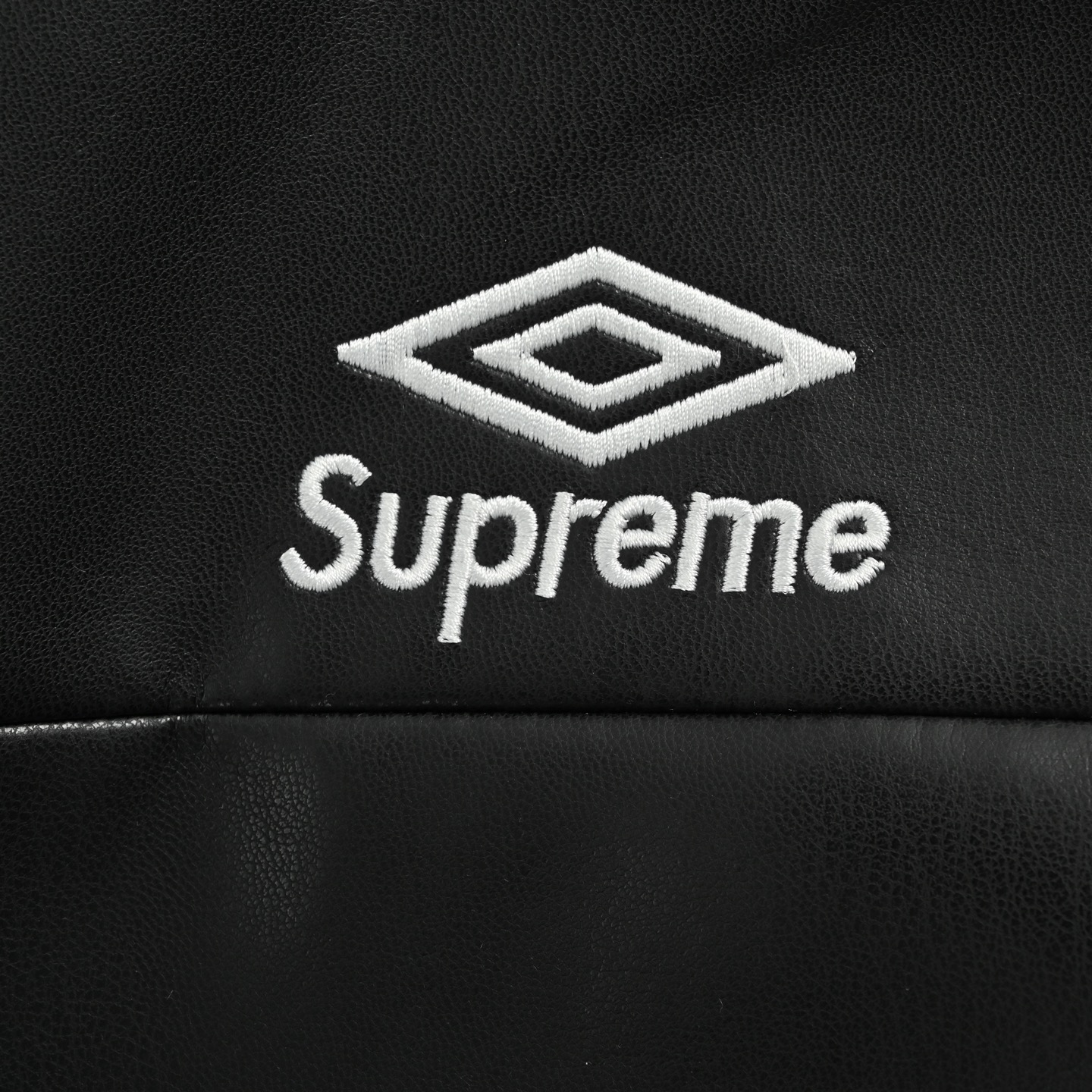 Supreme Umbro 联名款刺绣logo拉链皮革夹克外套 Supreme Umbro 联名款 FW25 WEEK4 Leather Track Jacket 刺绣logo拉链开合皮革夹克外套-莆田鞋,莆田鞋货源,高仿鞋,高仿鞋货源,安福档口,莆田高仿鞋,莆田鞋批发,高仿鞋批发,莆田高仿运动鞋,高仿运动鞋,莆田运动鞋 Supreme Umbro 联名款刺绣logo拉链皮革夹克外套 Supreme Umbro 联名款 FW25 WEEK4 Leather Track Jacket 刺绣logo拉链开合皮革夹克外套