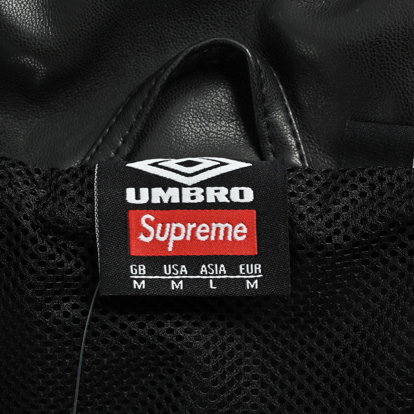 Supreme Umbro 联名款刺绣logo拉链皮革夹克外套 Supreme Umbro 联名款 FW25 WEEK4 Leather Track Jacket 刺绣logo拉链开合皮革夹克外套-莆田鞋,莆田鞋货源,高仿鞋,高仿鞋货源,安福档口,莆田高仿鞋,莆田鞋批发,高仿鞋批发,莆田高仿运动鞋,高仿运动鞋,莆田运动鞋 Supreme Umbro 联名款刺绣logo拉链皮革夹克外套 Supreme Umbro 联名款 FW25 WEEK4 Leather Track Jacket 刺绣logo拉链开合皮革夹克外套