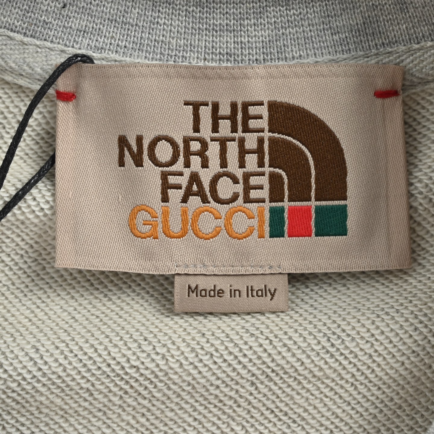 本地自取:💰220
Gucci & The North Face 联名款森林印花圆领卫衣
🆕25FW秋冬新款圆领卫衣 面料客订精梳棉洗水后450克 定染螺纹 舒适透气 微宽松设计裁剪兼具个性时尚范儿 男女同款
轻奢主义 男女日常通勤穿搭必备单品 正确版本 欢迎对比
详细特征
· 面部无尘烧毛工艺 底部吸毛 环保活性染
· 双针车线跨缝工艺
· 原版主唛水洗吊牌防潮纸包装
Size:S-XL