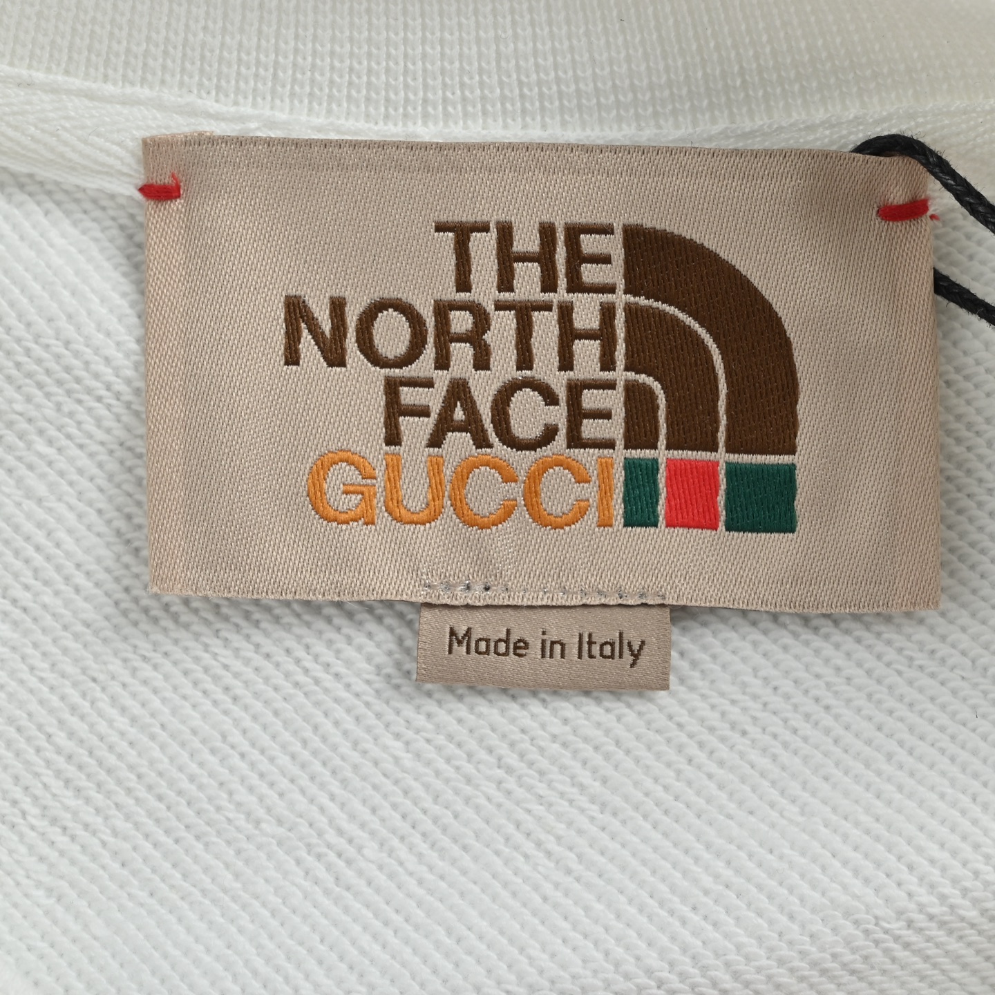 本地自取:💰220
Gucci & The North Face 联名款森林印花圆领卫衣
🆕25FW秋冬新款圆领卫衣 面料客订精梳棉洗水后450克 定染螺纹 舒适透气 微宽松设计裁剪兼具个性时尚范儿 男女同款
轻奢主义 男女日常通勤穿搭必备单品 正确版本 欢迎对比
详细特征
· 面部无尘烧毛工艺 底部吸毛 环保活性染
· 双针车线跨缝工艺
· 原版主唛水洗吊牌防潮纸包装
Size:S-XL
