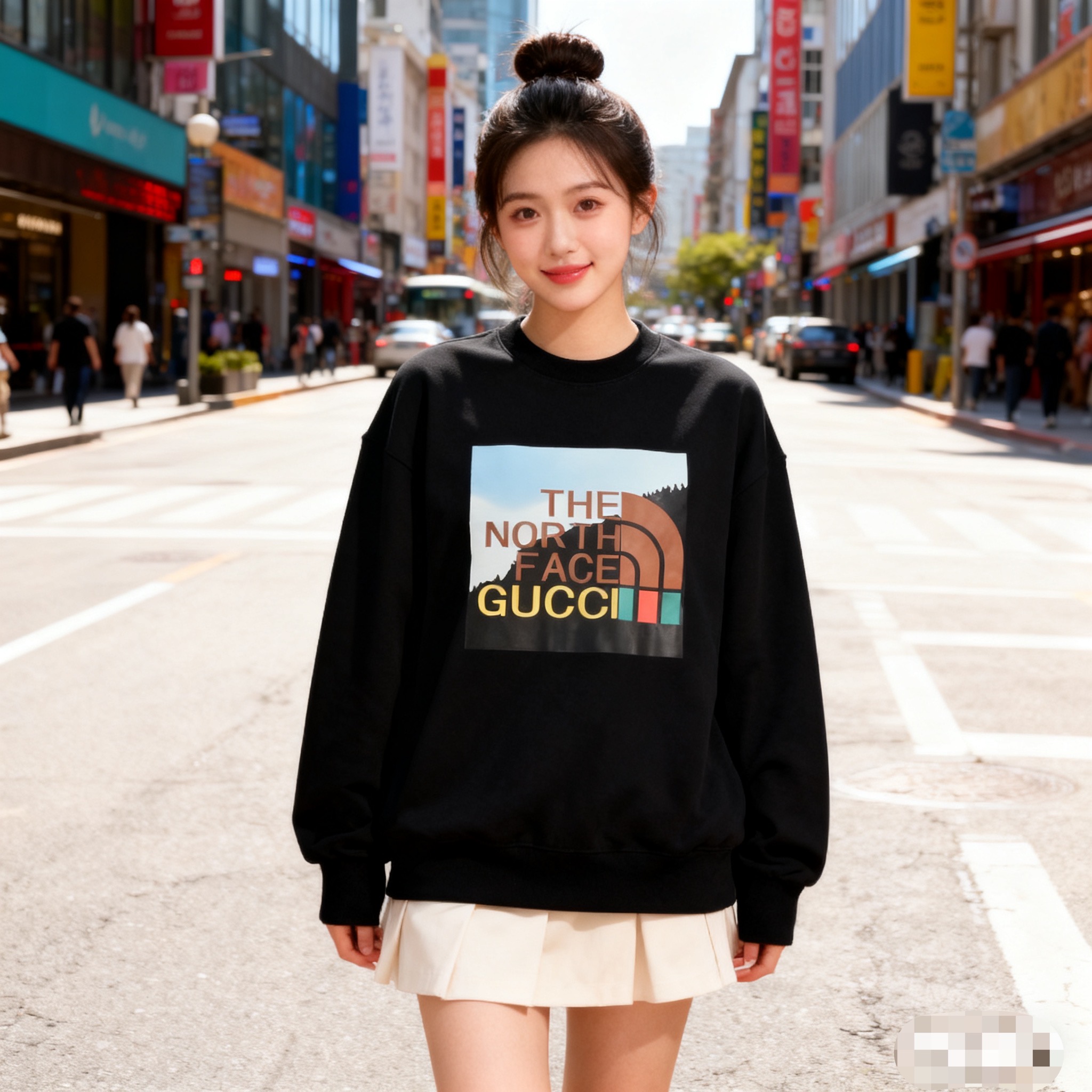 #Gucci & The North Face 联名款森林印花圆领卫衣上身效果