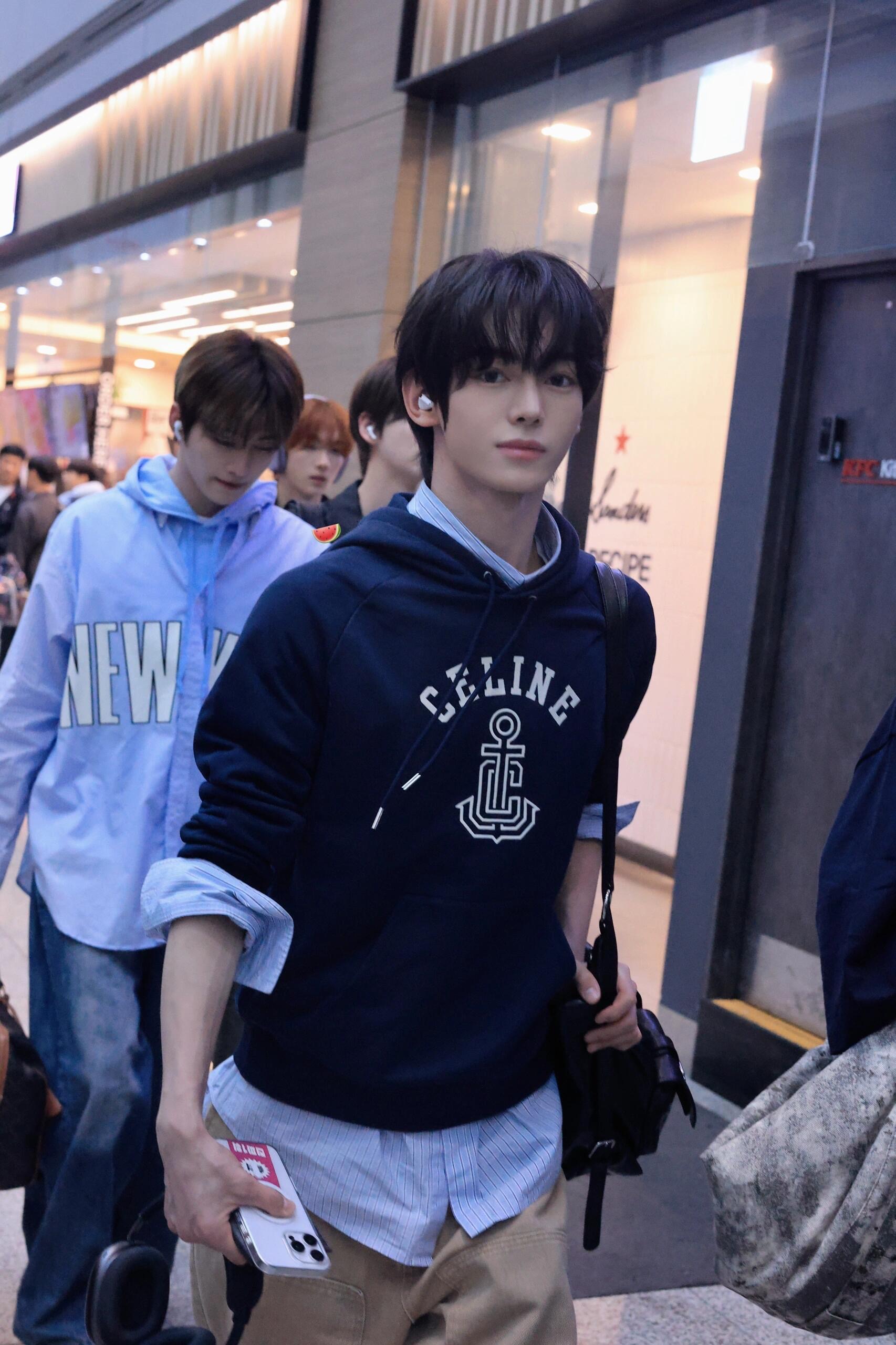 Celine/赛琳 25Fw 刺绣字母徽标连帽卫衣上身效果#