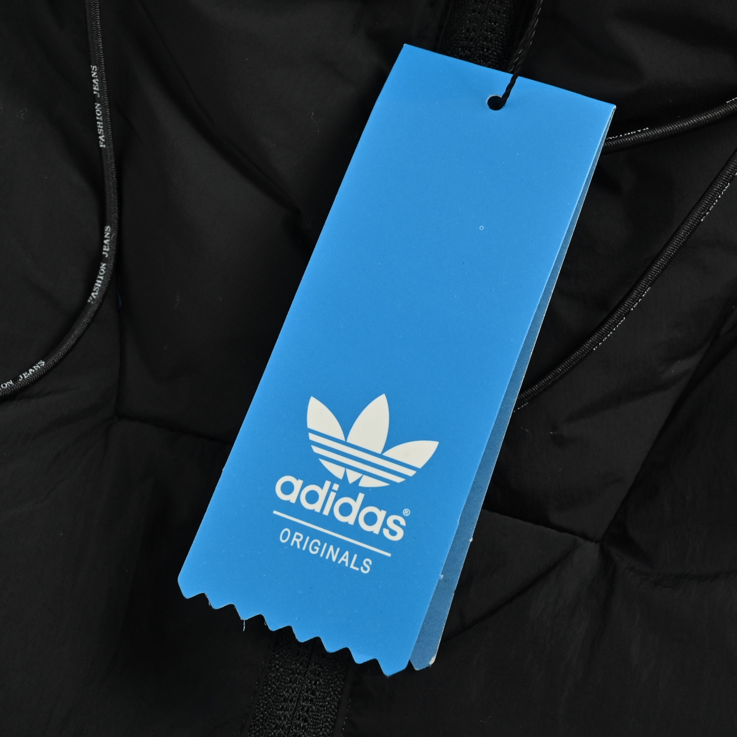 Adidas & Hamcus 联名款拼接棉服马甲 羽绒马甲简直是穿搭的神-莆田鞋,莆田鞋货源,高仿鞋,高仿鞋货源,安福档口,莆田高仿鞋,莆田鞋批发,高仿鞋批发,莆田高仿运动鞋,高仿运动鞋,莆田运动鞋 Adidas & Hamcus 联名款拼接棉服马甲 羽绒马甲简直是穿搭的神