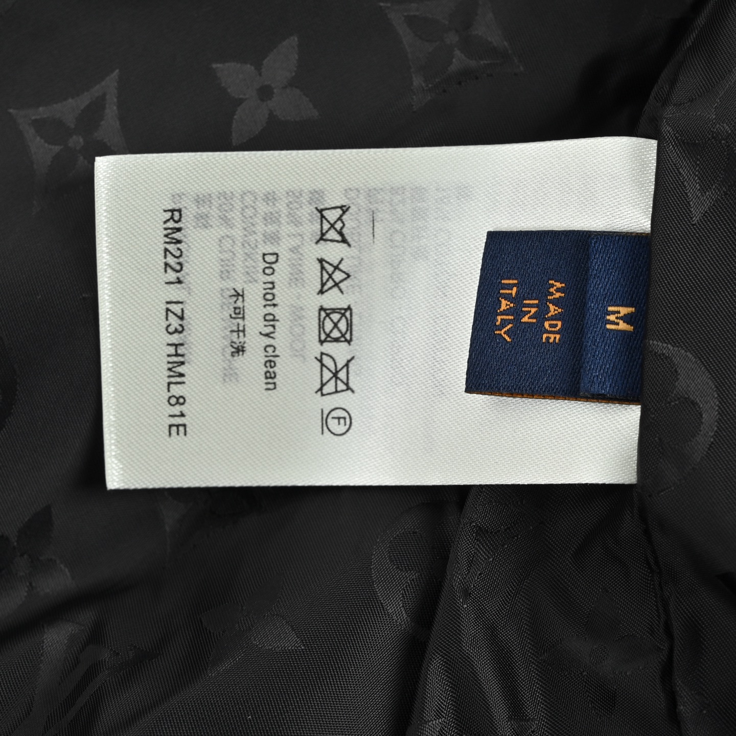 Louis Vuitton/路易威登 24Fw 皮牌羊羔绒立领夹克外套 黑色-莆田鞋,莆田鞋货源,高仿鞋,高仿鞋货源,安福档口,莆田高仿鞋,莆田鞋批发,高仿鞋批发,莆田高仿运动鞋,高仿运动鞋,莆田运动鞋 Louis Vuitton/路易威登 24Fw 皮牌羊羔绒立领夹克外套 黑色