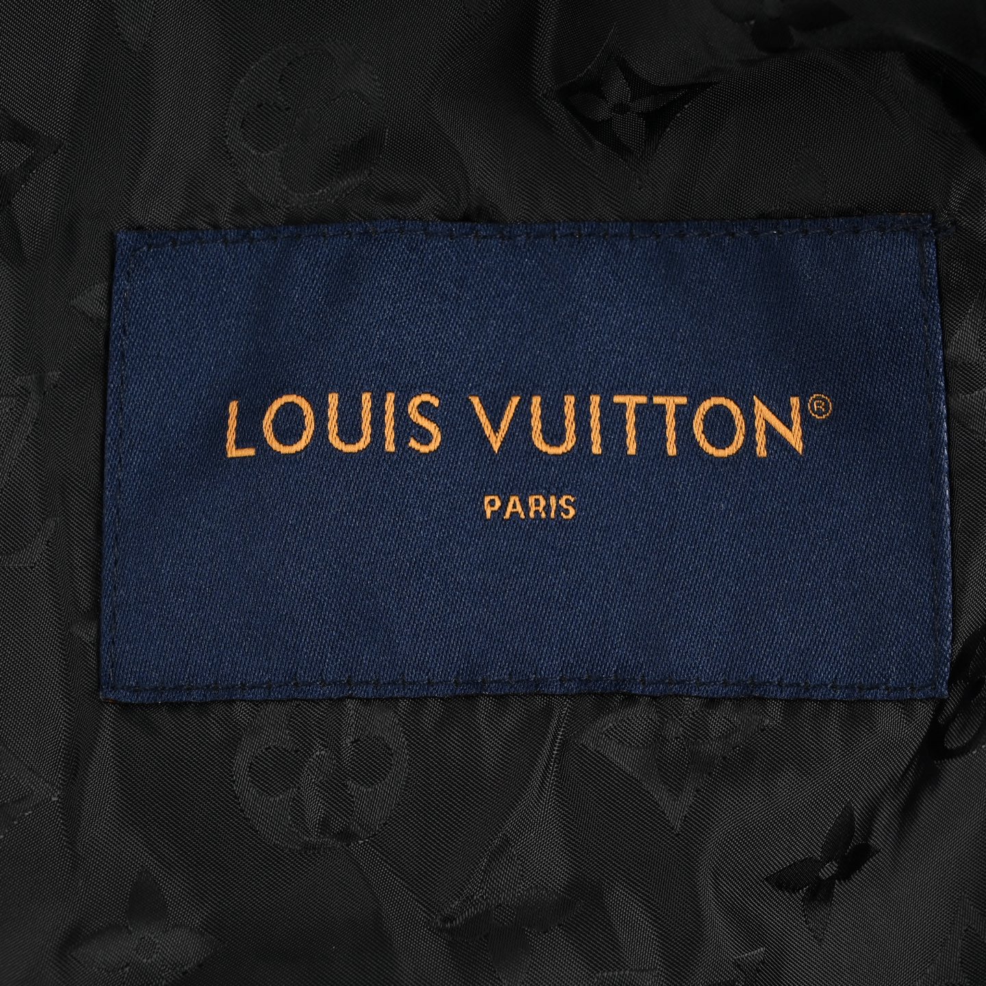 Louis Vuitton/路易威登 24Fw 皮牌羊羔绒立领夹克外套 黑色-莆田鞋,莆田鞋货源,高仿鞋,高仿鞋货源,安福档口,莆田高仿鞋,莆田鞋批发,高仿鞋批发,莆田高仿运动鞋,高仿运动鞋,莆田运动鞋 Louis Vuitton/路易威登 24Fw 皮牌羊羔绒立领夹克外套 黑色