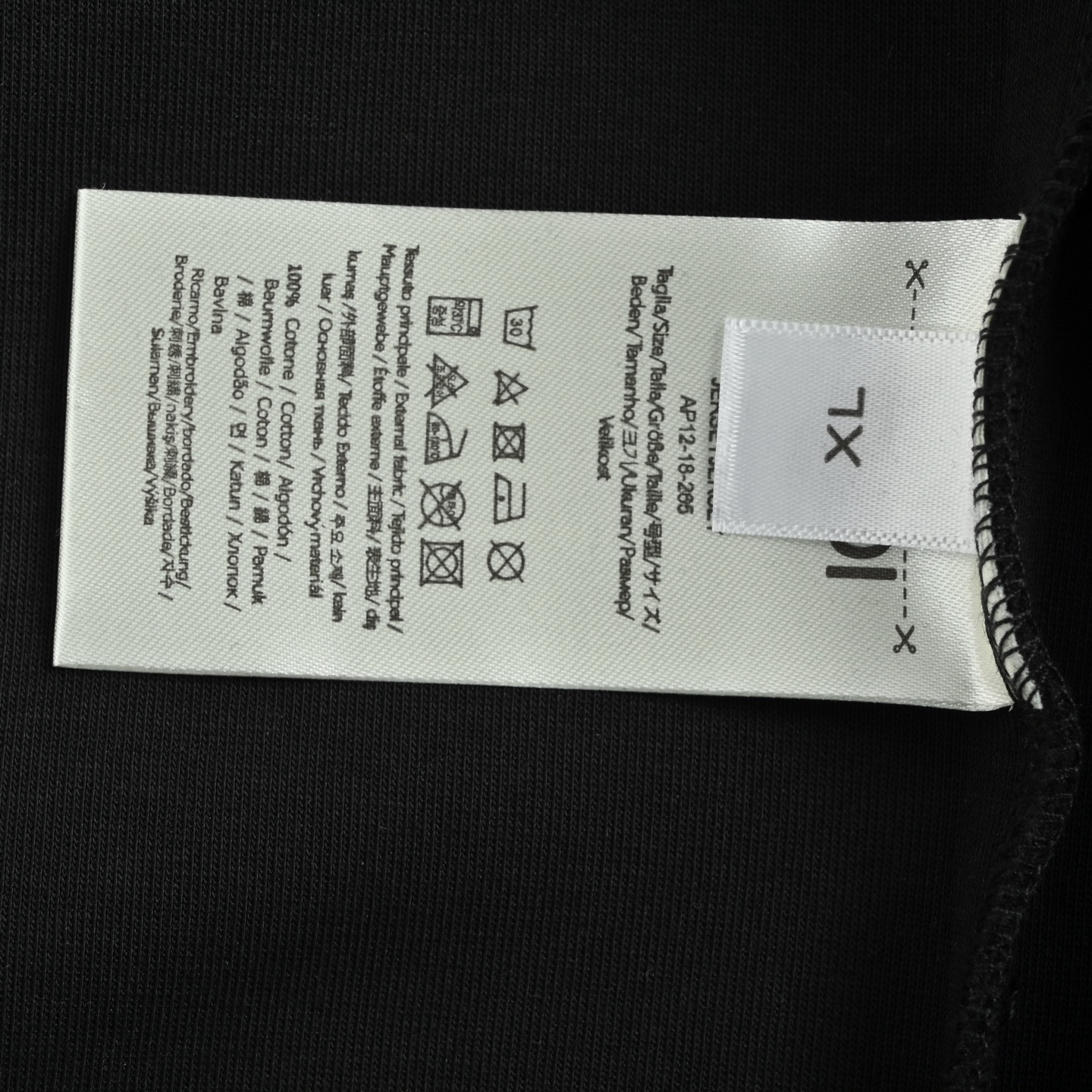 Fendi 芬迪 25Fw 小眼睛刺绣空气层拉链外套-Chinese UA Cheap High Quatity Brand Clothes Bags handbags Sneakers wholesale wholesaler seller from China Factory suppliers Fashion Clothing Shoes best Quality Beautiful Price Fendi 芬迪 25Fw 小眼睛刺绣空气层拉链外套