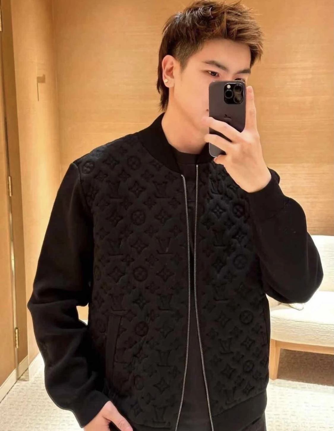 Louis Vuitton/路易威登 老花浮雕压花羊毛针织飞行夹克外套上身效果#