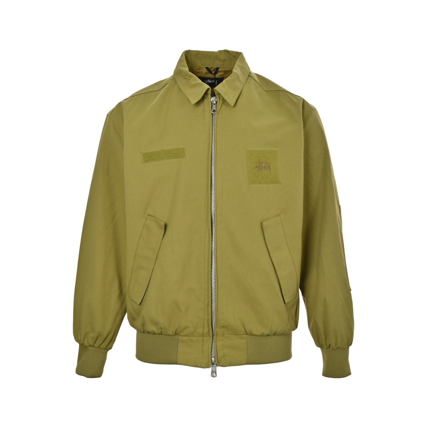 ：💰250
Stussy/斯图西 25Fw 毛巾绣刺绣夹克外套
斯图西最新款毛巾绣夹克外套  秋冬Stüssy收官之作 材质做工都非常到位 这次的款式真的百搭好穿 不挑人 是可以一直穿的款 胸前毛巾绣标识 领子袖口下摆全部定制螺纹 搭配一条黑色工装裤，牛仔裤 随便一穿妥妥的viebe风 面料采用高克重毛呢 男生女生都可以穿 实在是太酷了！  
颜色 黑色 米黄
Size:M-2XL