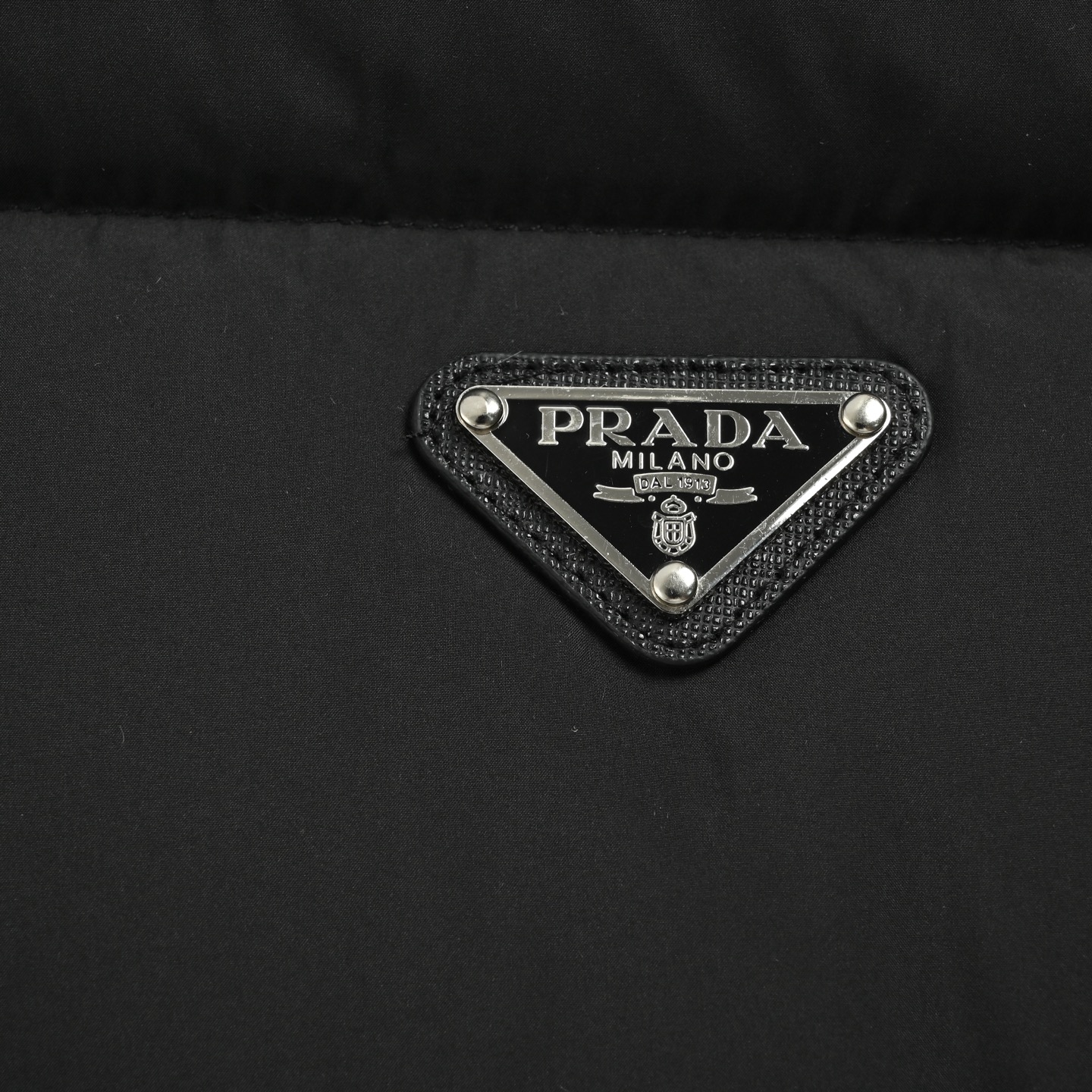 Prada/普拉达 三角标立领短款羽绒服